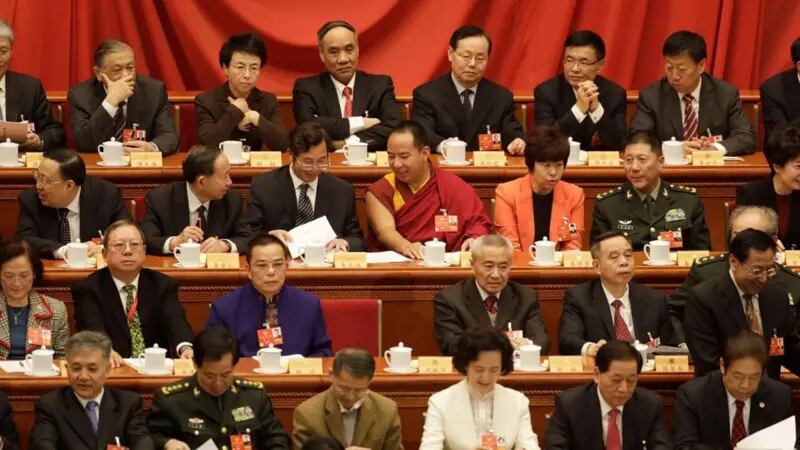 El Panchen Lama designado por China asiste a funciones oficiales como la conferencia del Partido Comunista de 2018, pero muchos tibetanos lo ignoran