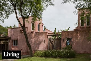 Una arquitecta y un coleccionista de arte, participantes de Experiencia Living 2025, desplegaron sus pasiones en su casa de estilo mediterráneo.