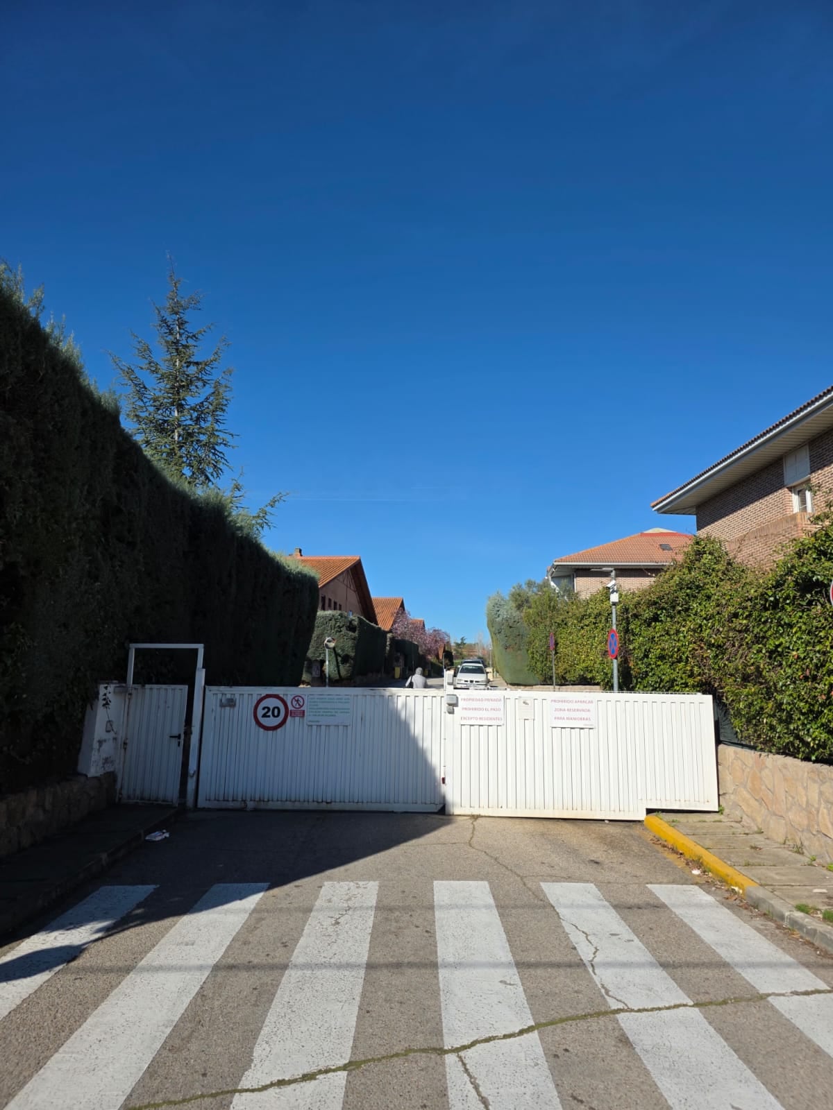 Los días de encierro y ocaso de Isabel Perón en su refugio en las sierras de Madrid 10 La entrada al barrio donde vive Isabel Perón, en las afueras de Madrid
