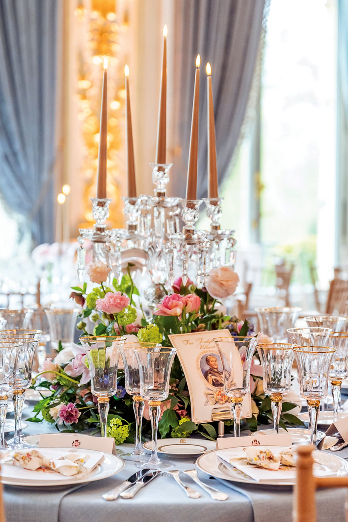 Las flores frescas y los candelabros de cristal con velas fueron protagonistas en la decoración de las mesas