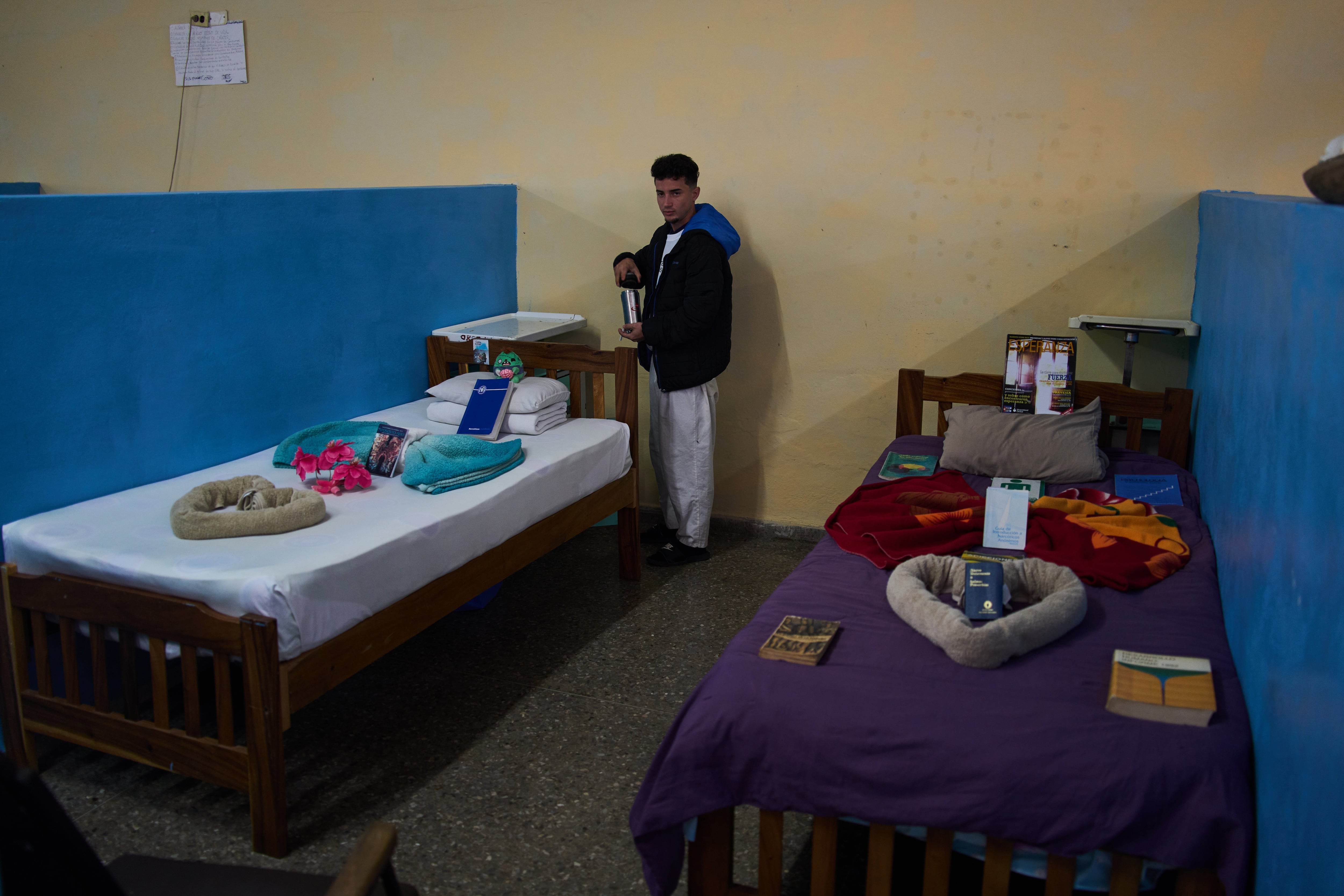 Un joven en rehabilitación se encuentra junto a su cama en un hospital psiquiátrico de La Habana, Cuba