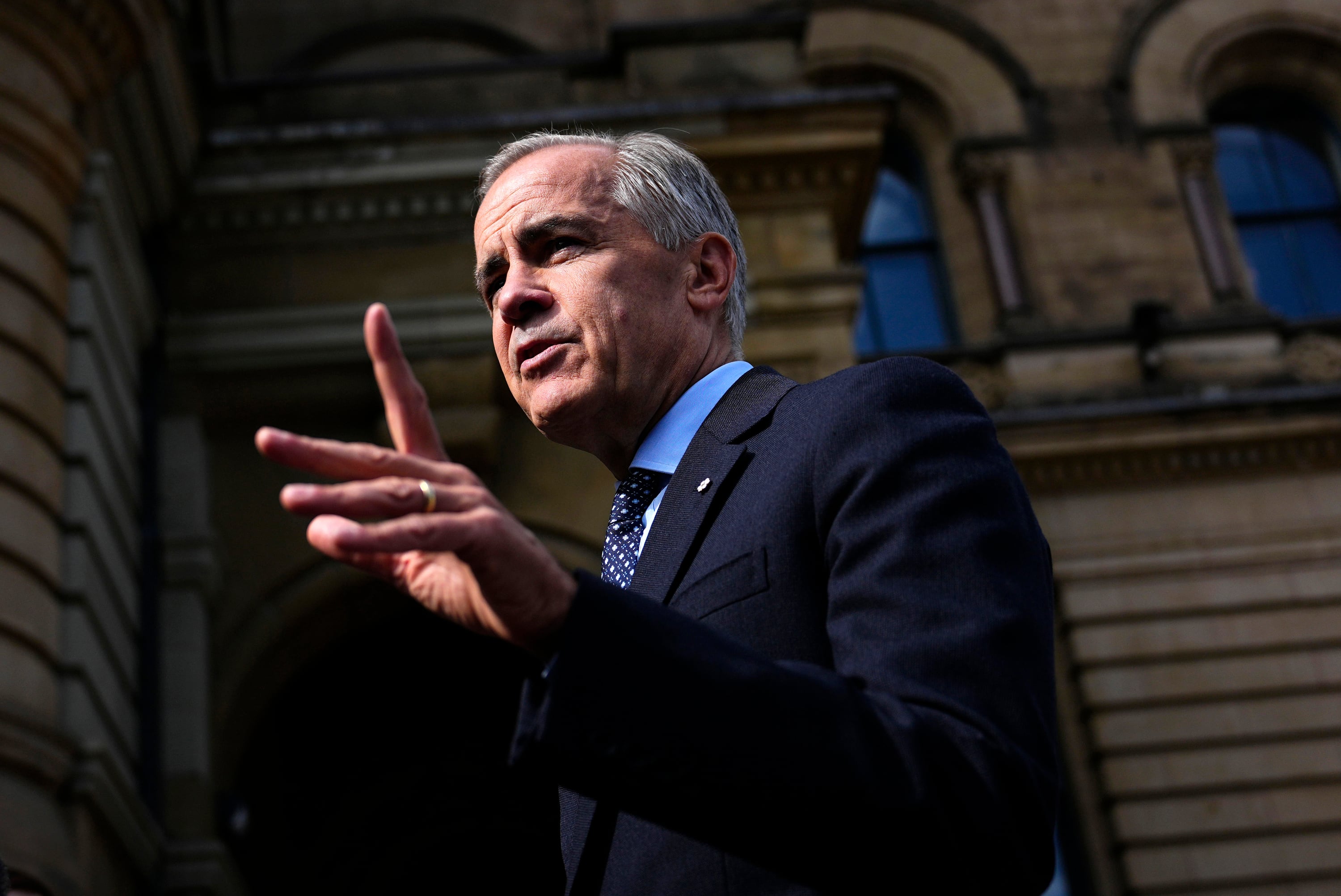El primer ministro canadiense, Mark Carney, habla con miembros de los medios a su llegada a la oficina del primer ministro y Consejo privado en Ottawa, el martes 1 de septiembre de 2026. (Justin Tang/The Canadian Press vía AP)