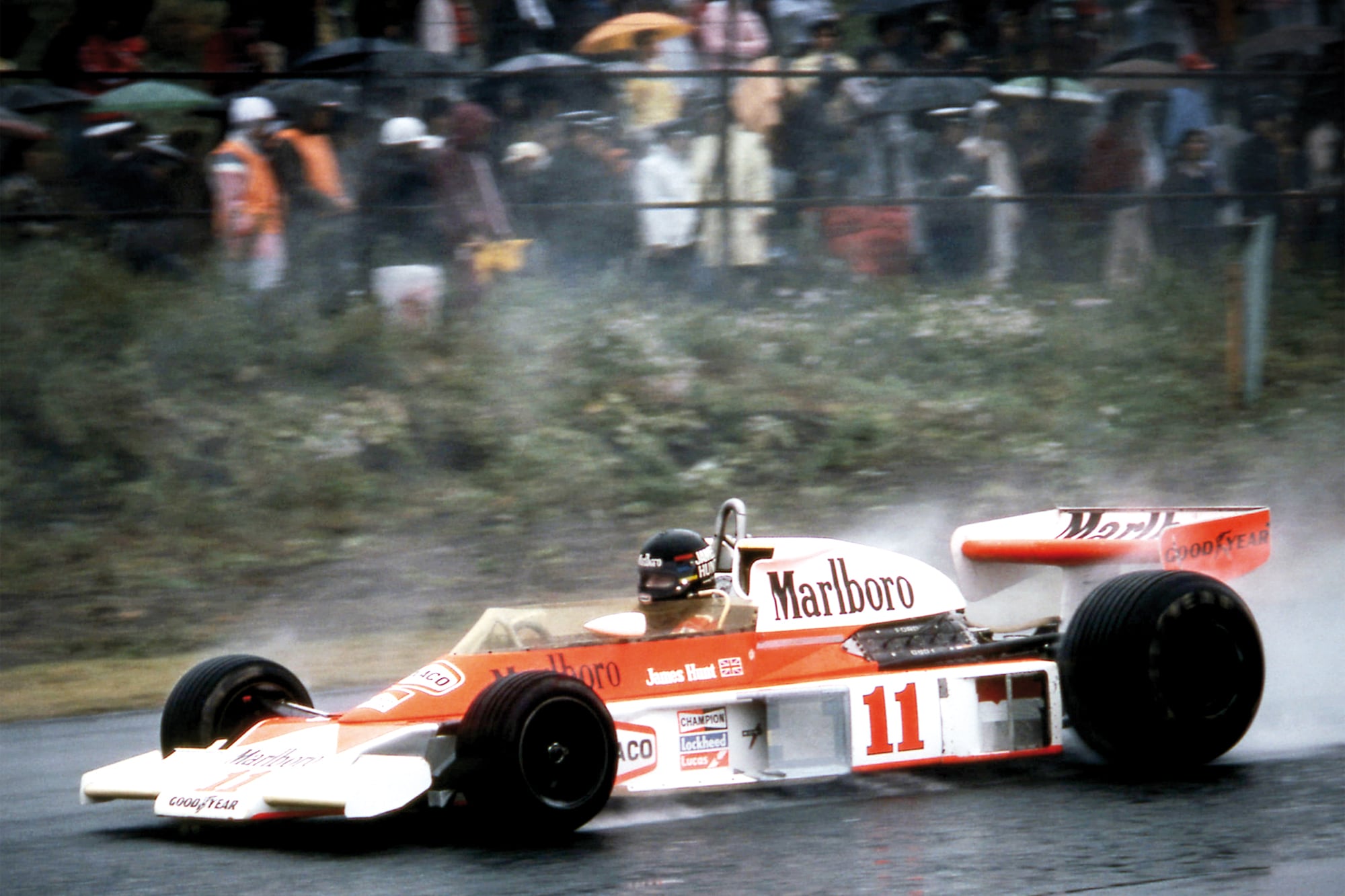 James Hunt domina el McLaren en la anegada pista de Fuji, en el Gran Premio de Japón: el británico protagonizó una remontada furiosa en los últimos cuatro giros y se consagró campeón de la Fórmula 1