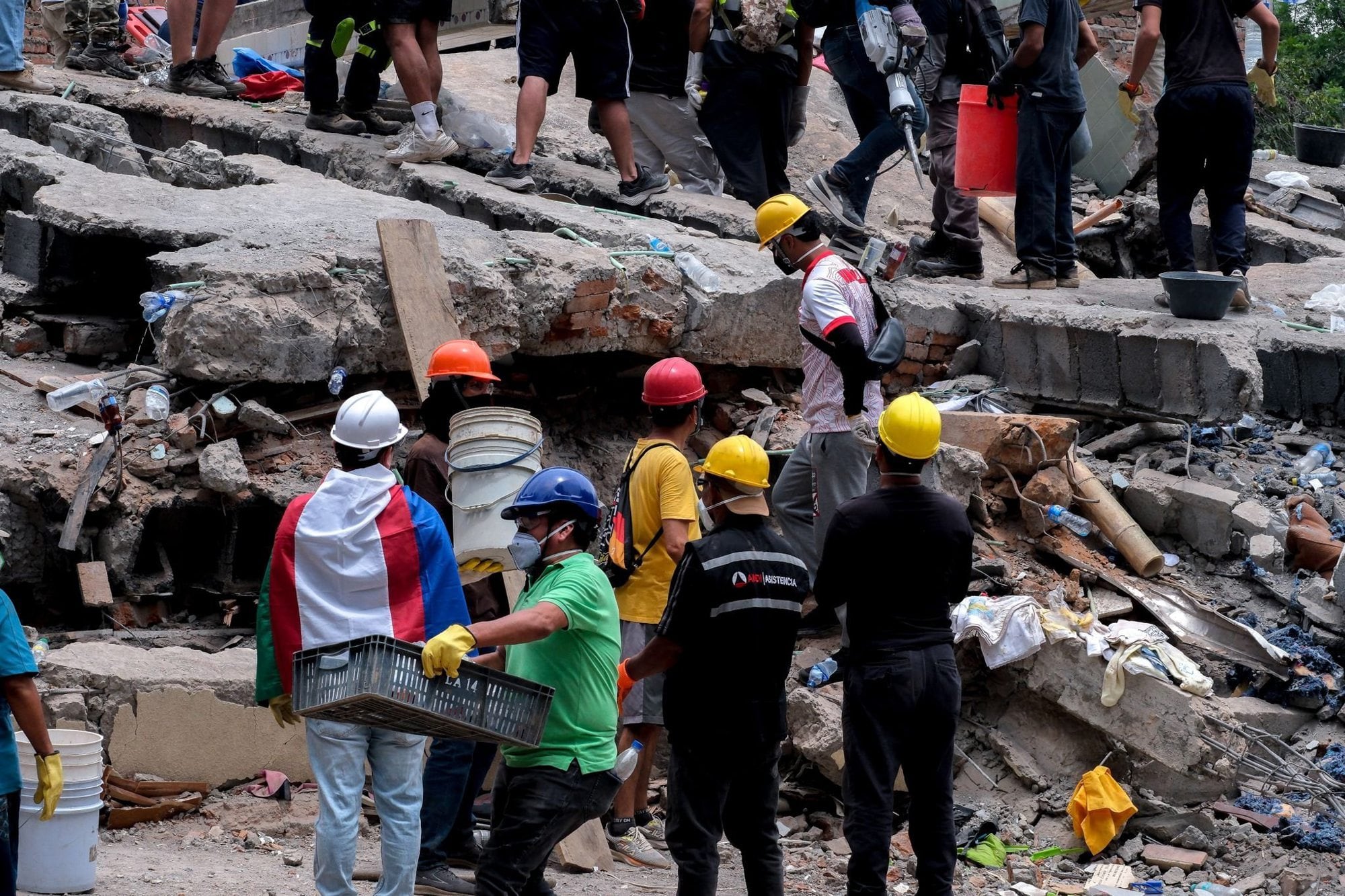 Personas se reúnen frente a edificios colapsados para colaborar en las labores de rescate tras el terremoto de magnitud 7,4 que sacudió las ciudades de Quibdó, Cali, Pereira y Manizales