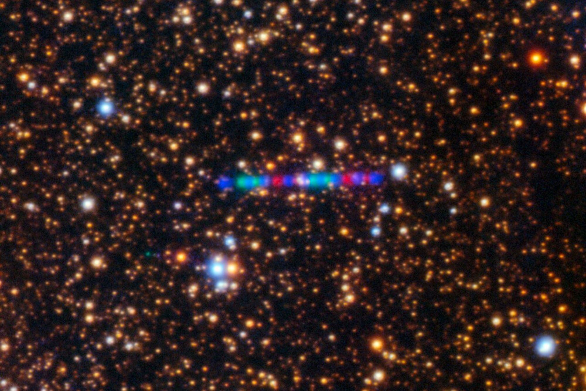 En esta imagen inédita del cometa 3I/ATLAS se observa su trayectoria a través del sistema solar