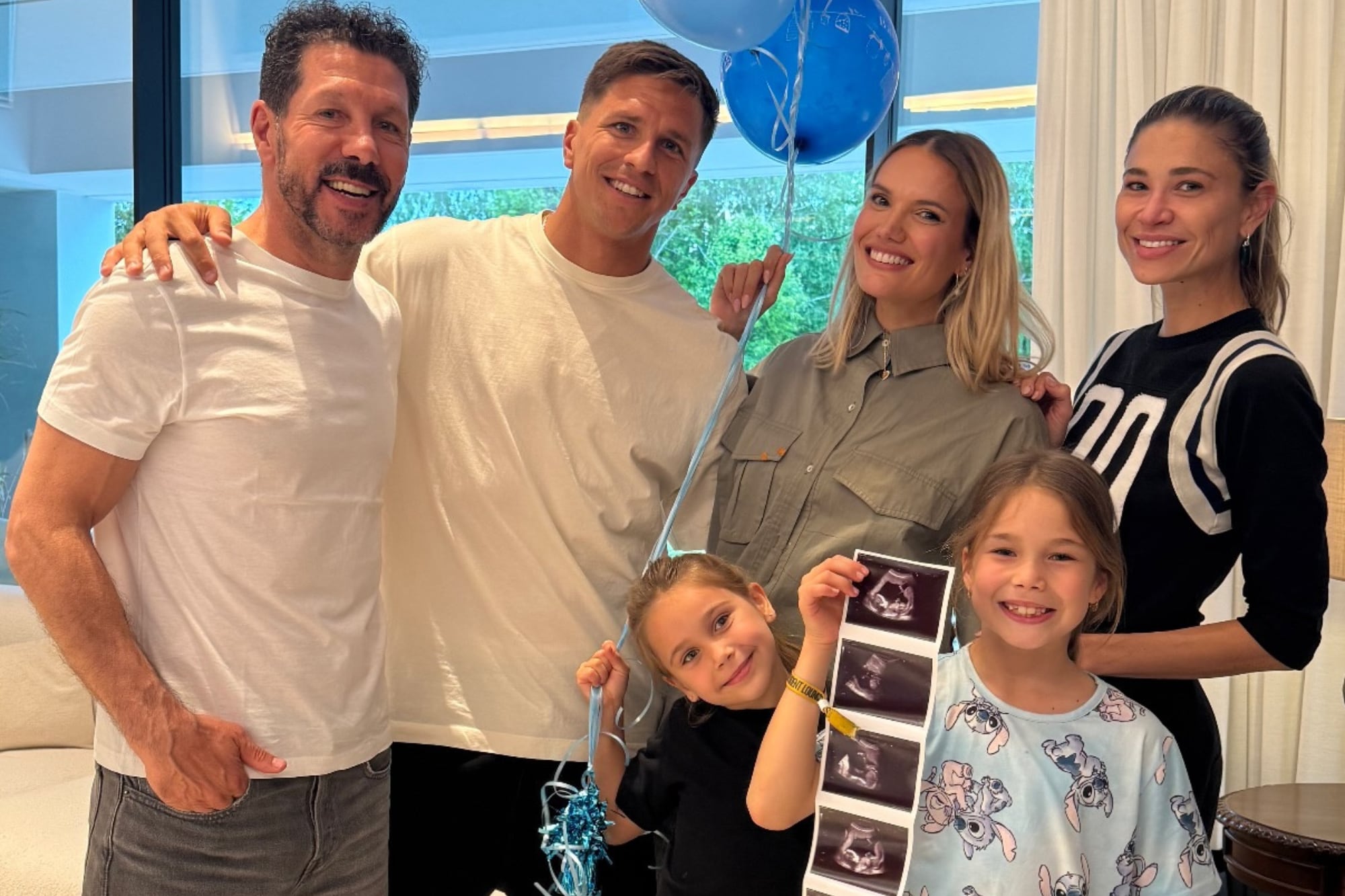 En una foto familiar con sus hijas, el Cholo, Gianluca Simeone y Eva Bargiela