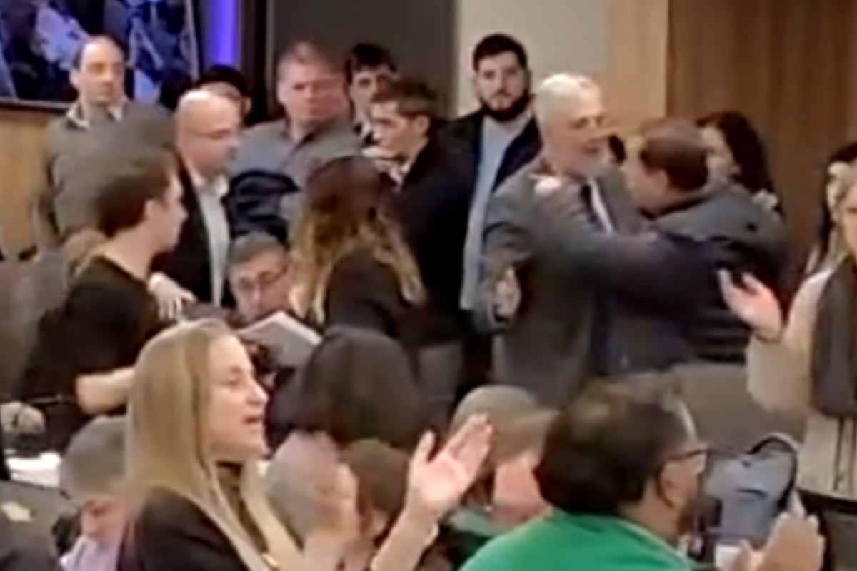 El padre de un menor explotó contra un grupo de legisladores de La Libertad Avanza a quiénes acusó de haber estado hablando durante la actuación del Coro de Niños