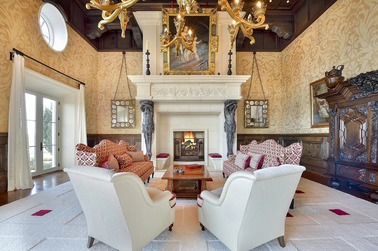 El salón de lectura, junto a la chimenea, en Zorro Ranch (foto: realtor.com)