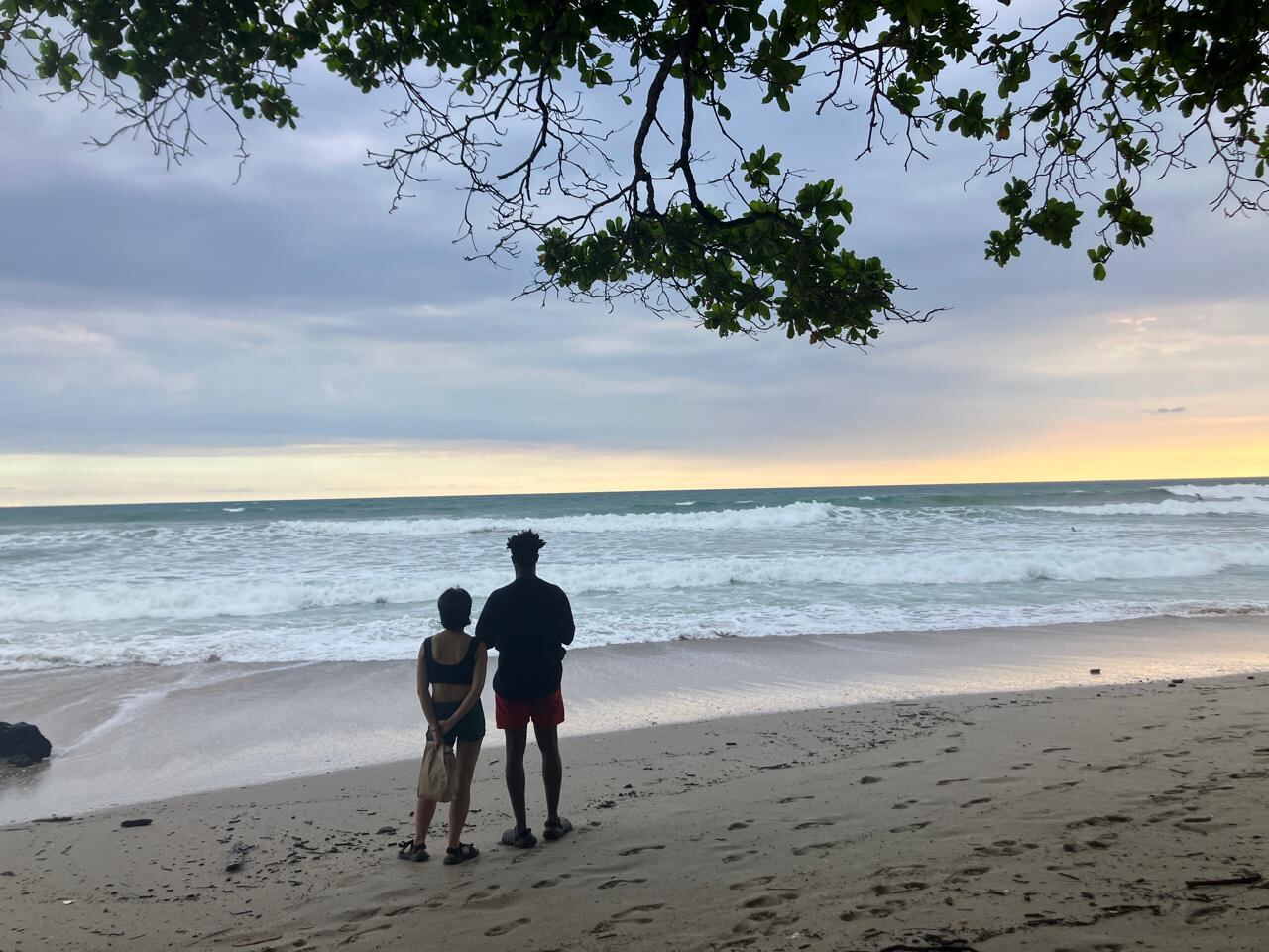Las playas más visitadas son Santa Teresa, Carmen, Hermosa y Manzanillo con condiciones aptas para surf y caminatas