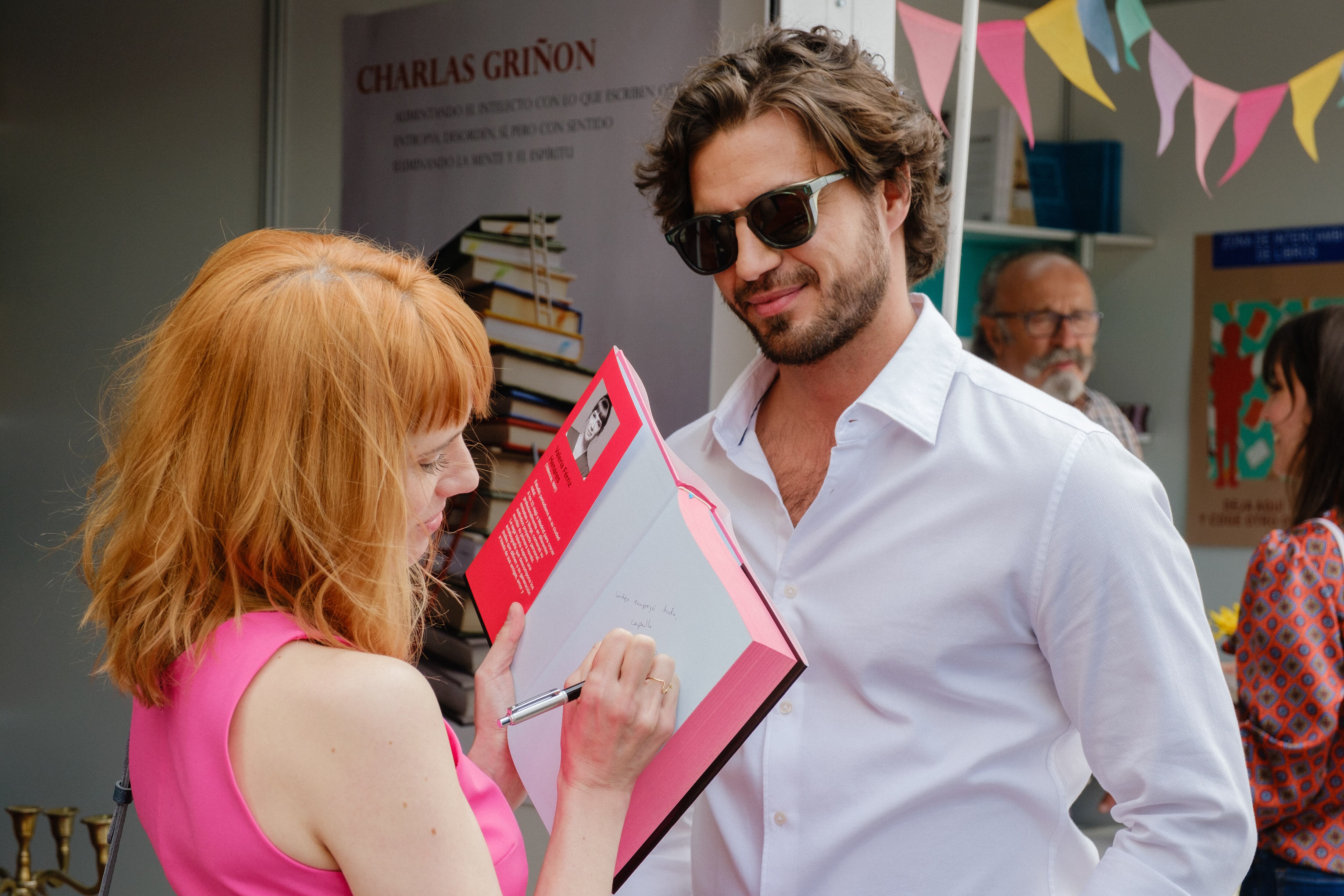 Maxi Iglesias junto a Diana Gómez, en una escena de la serie Valeria