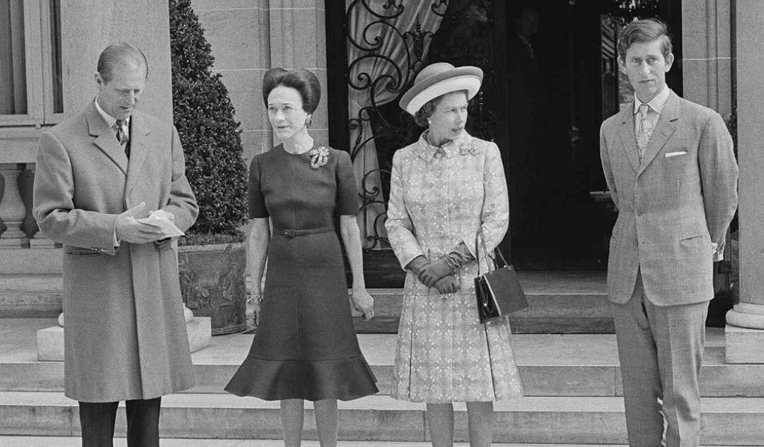 La duquesa de Windsor recibe la visita de la reina Isabel II, el duque de Edinburgo y el entonces príncipe de Gales. Fue apenas unos dias antes de que el duque de Windsor falleciera en Francia