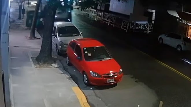 Video: el momento en que un colectivero se quedó dormido y chocó contra varios autos estacionados en Caballito
