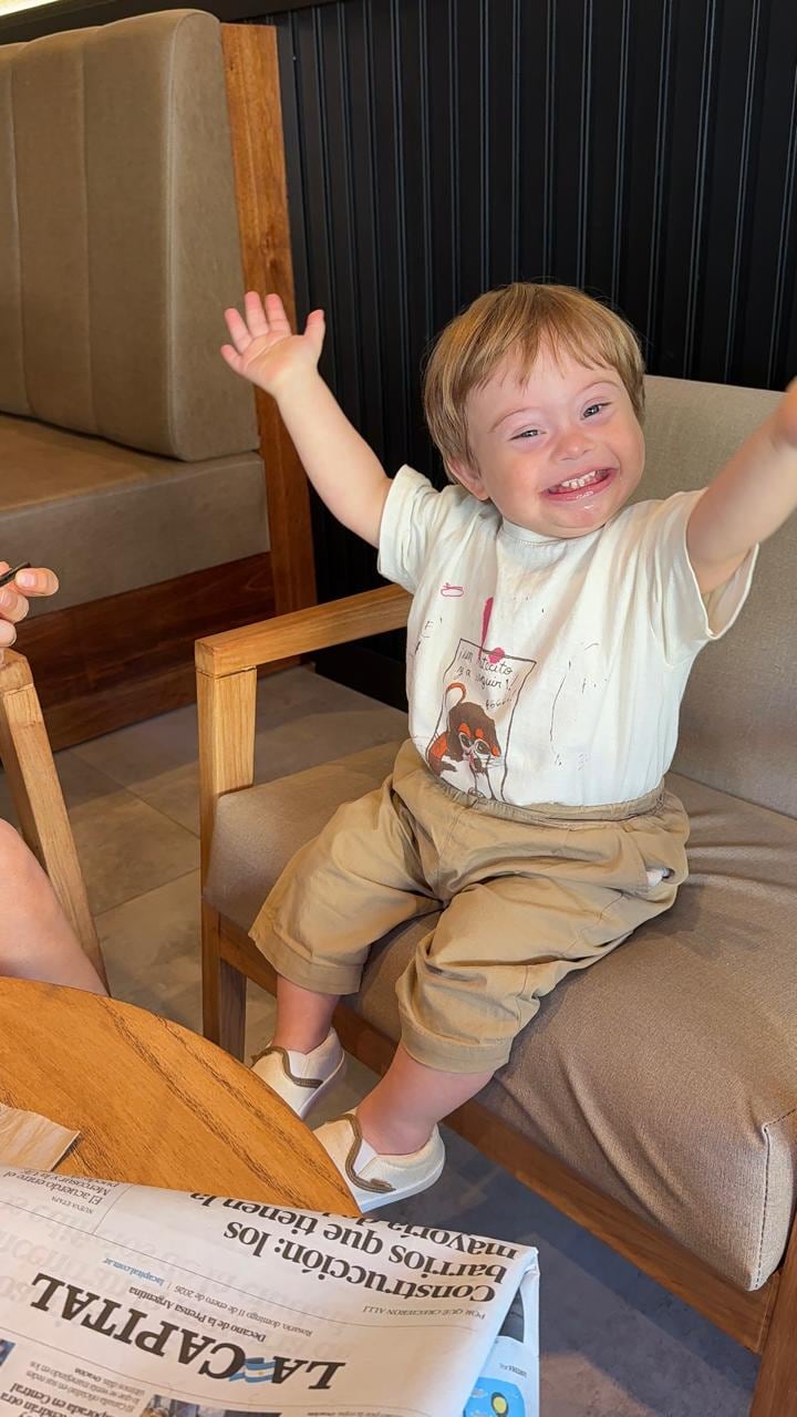 Emilio sonríe a la cámara de Celeste Tesi, su mamá.