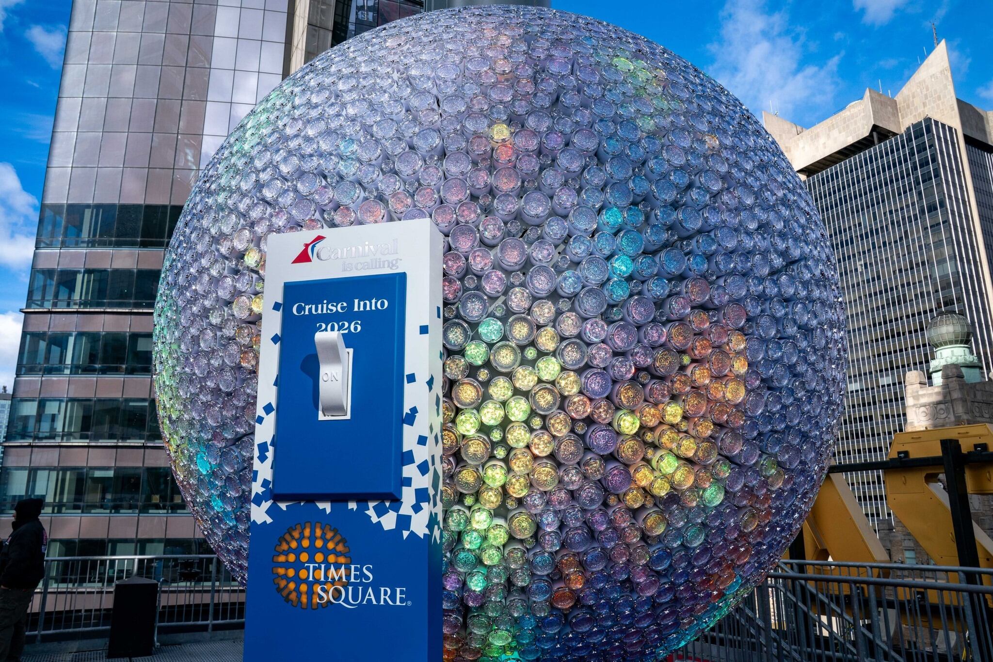 La señal oficial sin cortes comerciales comenzará a las 18:00 h EST (17:00 CST / 15:00 PST) del 31 de diciembre de 2025