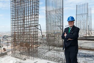 Carlos Ott posa en Madero Harbour, el proyecto que GNV Group construye en Puerto Madero