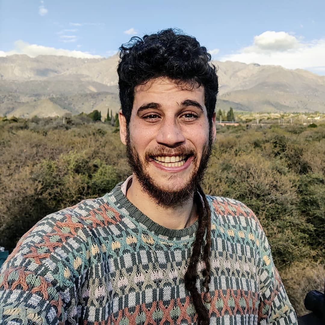 El joven vive junto a su pareja en una casa de barro bajo principios de bioconstrucción y permacultura en la zona de Los Hornillos