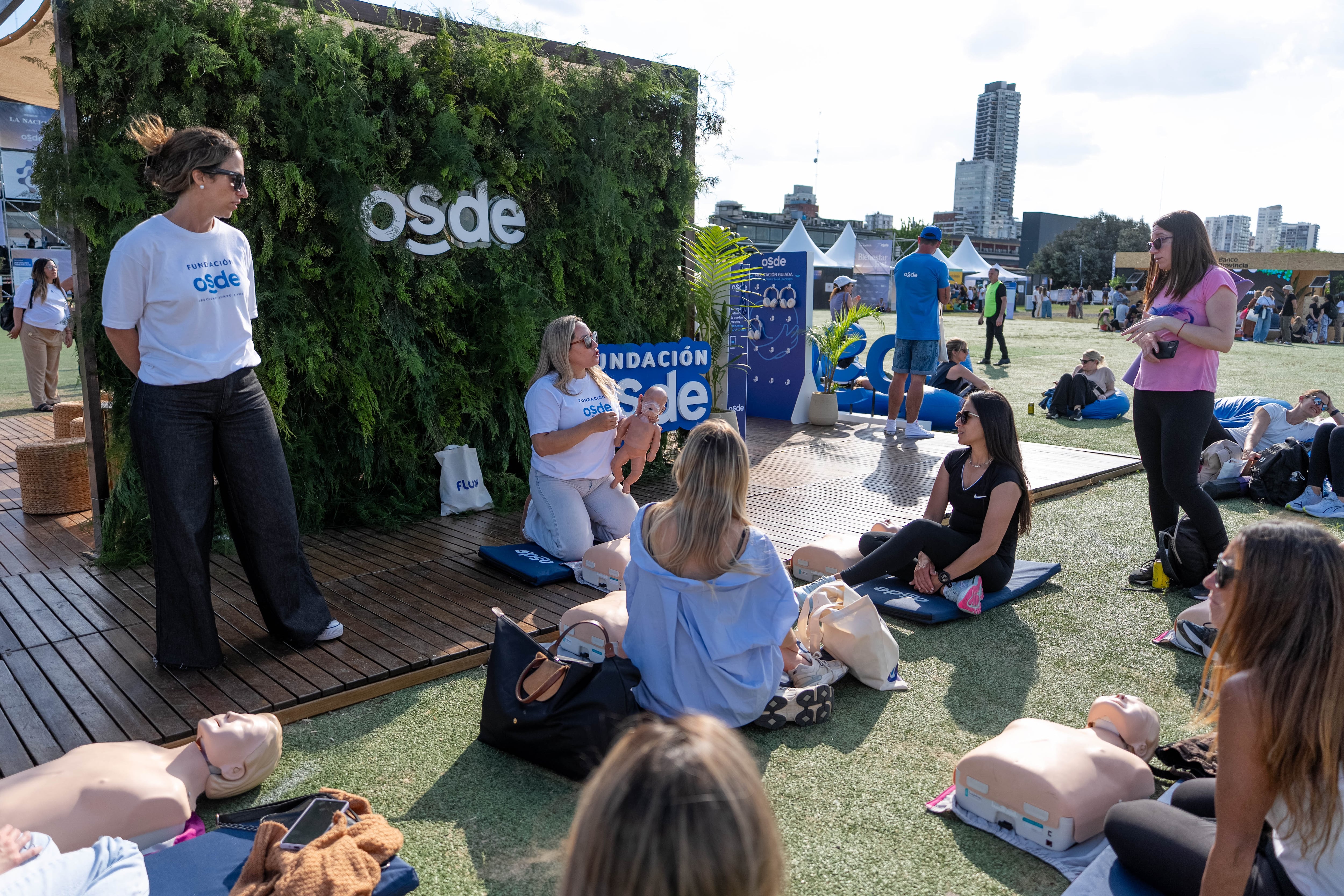 Entre muchas otras actividades, en el espacio exclusivo de OSDE se dictarán talleres prácticos de RCP.