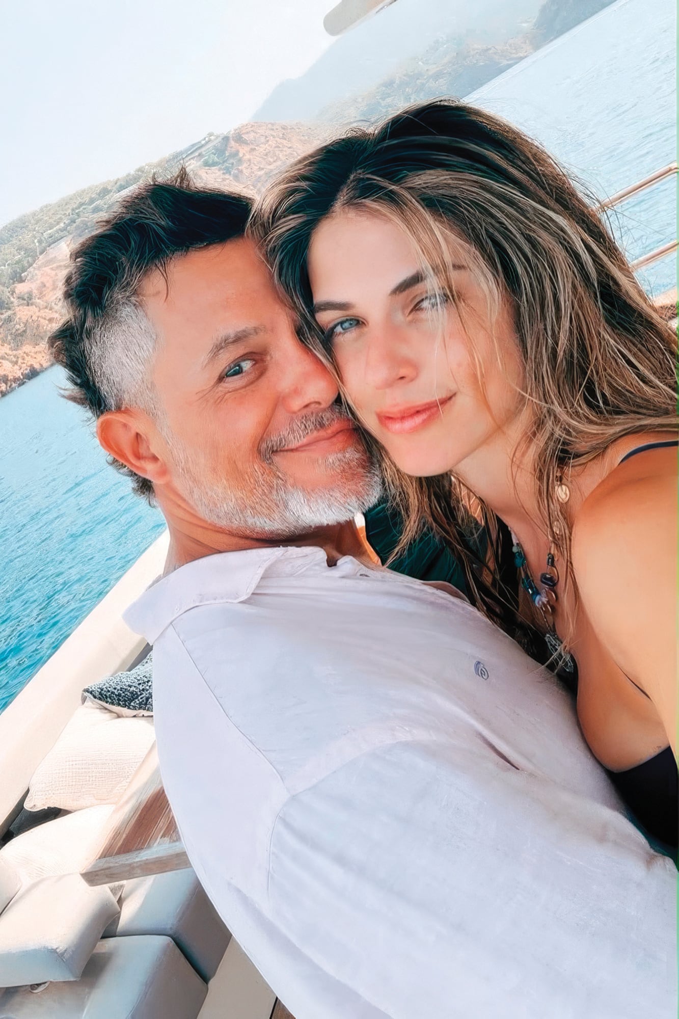 Si bien Alejandro y Stephanie se conocen desde hace tiempo y ya en 2023 surgieron los primeros rumores sobre una posible relación entre ellos, recién a comienzos de este año, ella empezó a acompañarlo durante algunas paradas de su gira