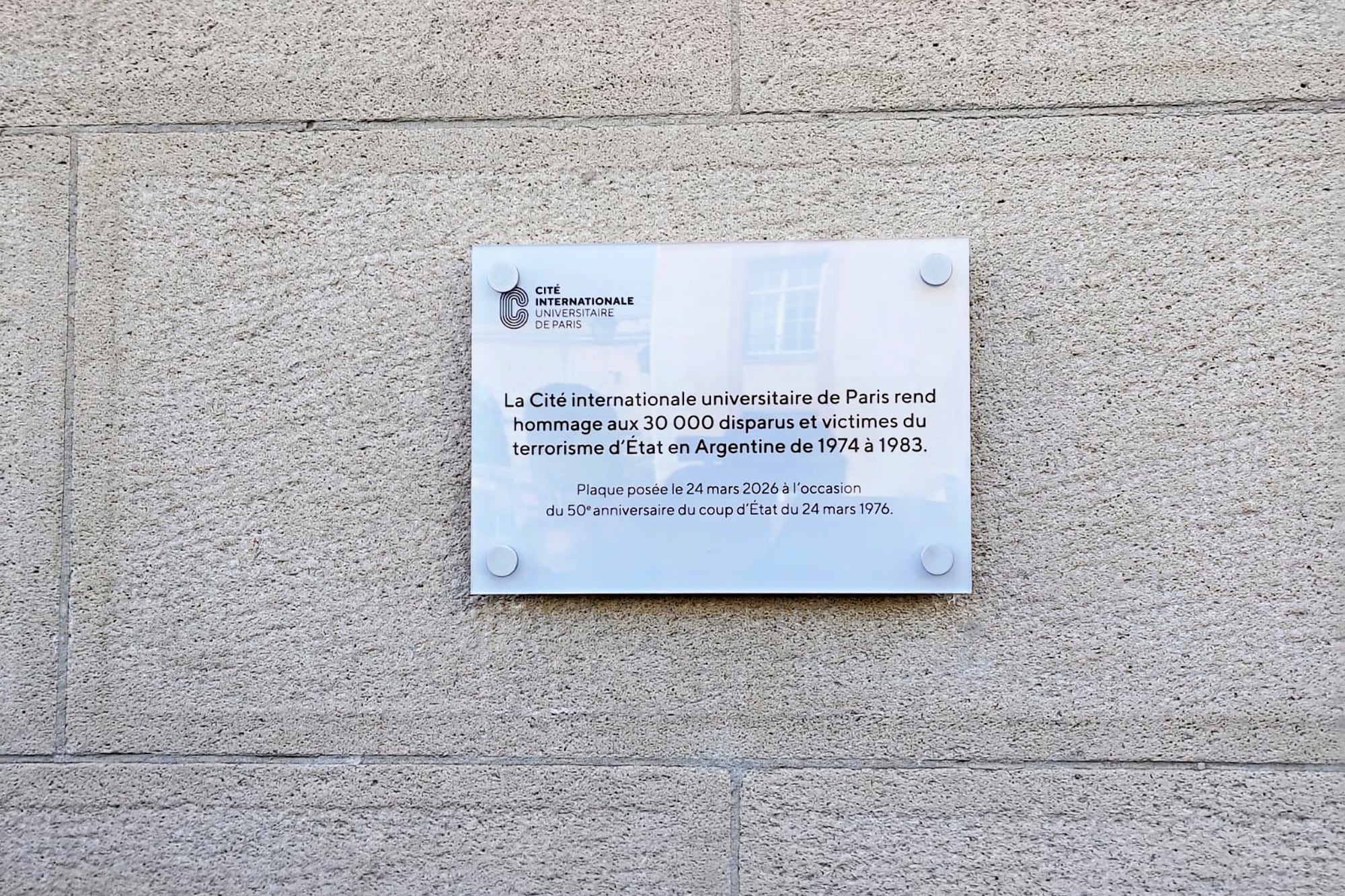Placa de homenaje a los desaparecidos en la Casa Argentina en París