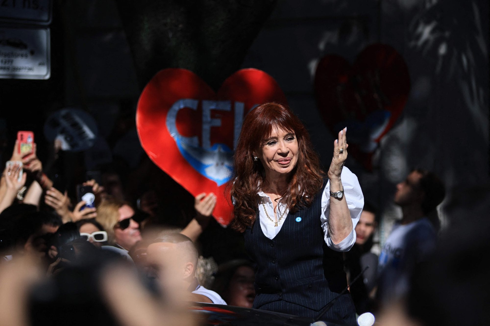 Cristina Kirchner llega a su domicilio en Constitución tras declarar en los tribunales de Comodoro Py