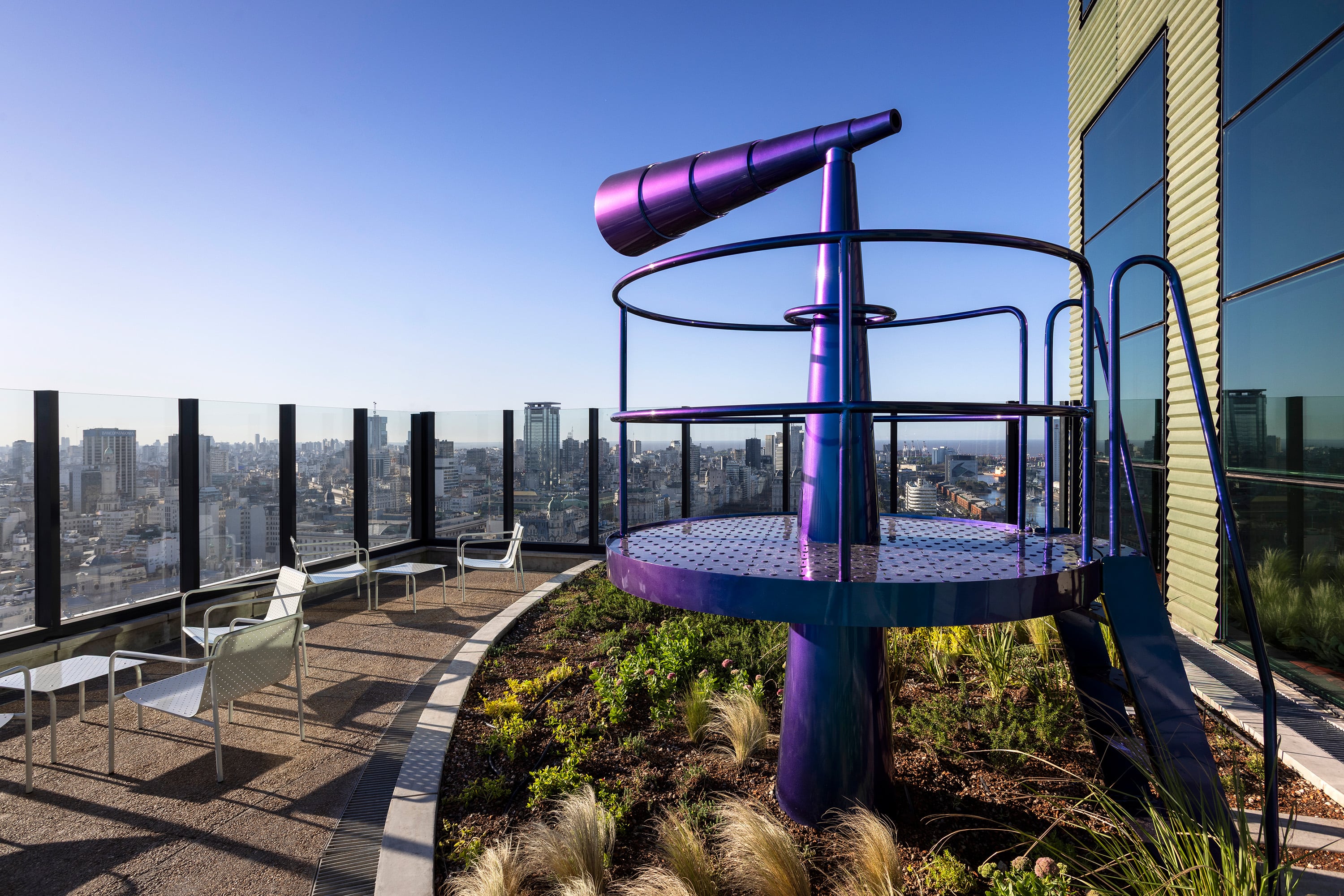 La escultura ubicada en la terraza desde la cual se puede