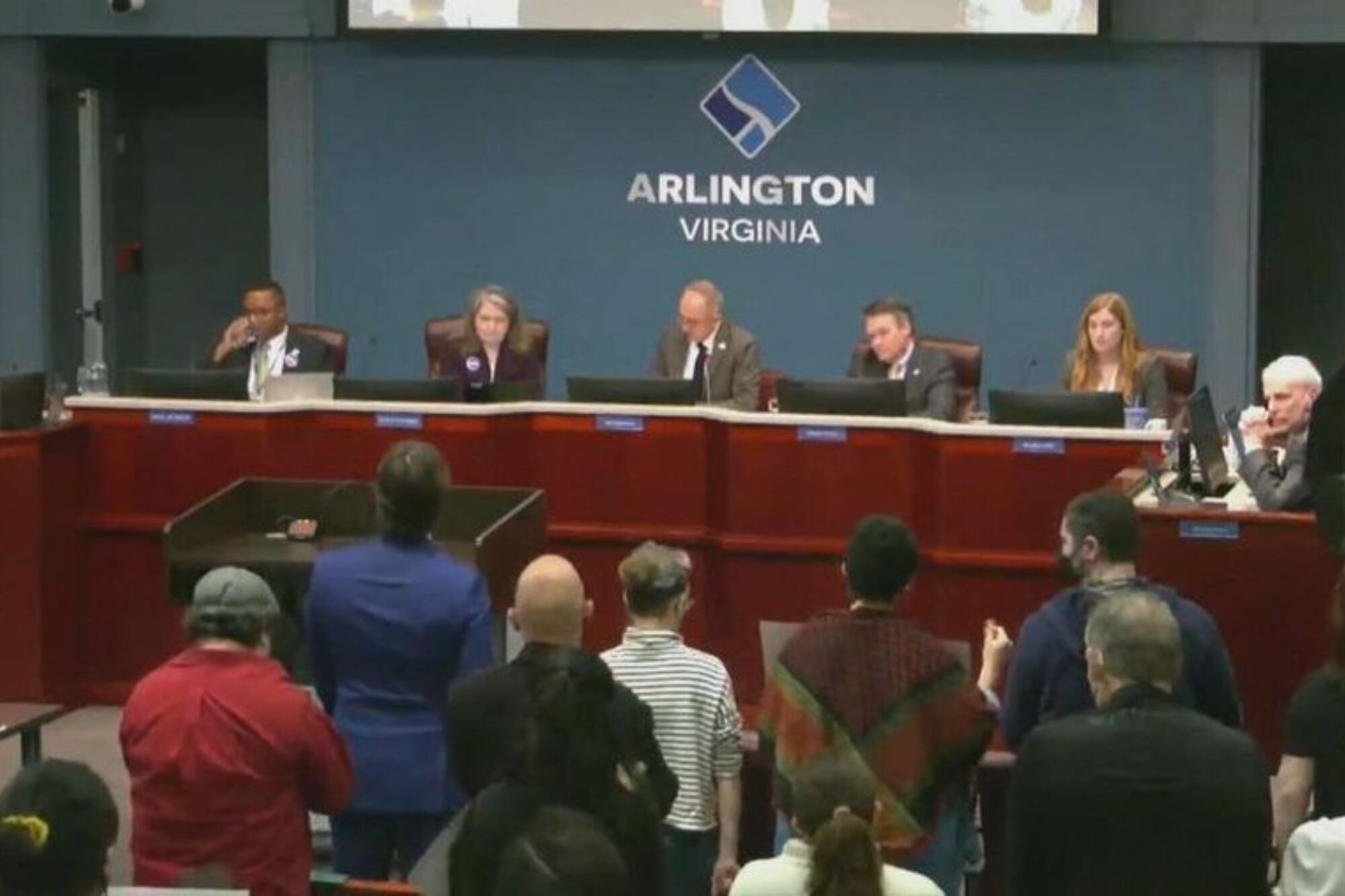 La Junta del Condado de Arlington votó de manera unánime eliminar la sección que permitía alertar a ICE sobre ciertos arrestos