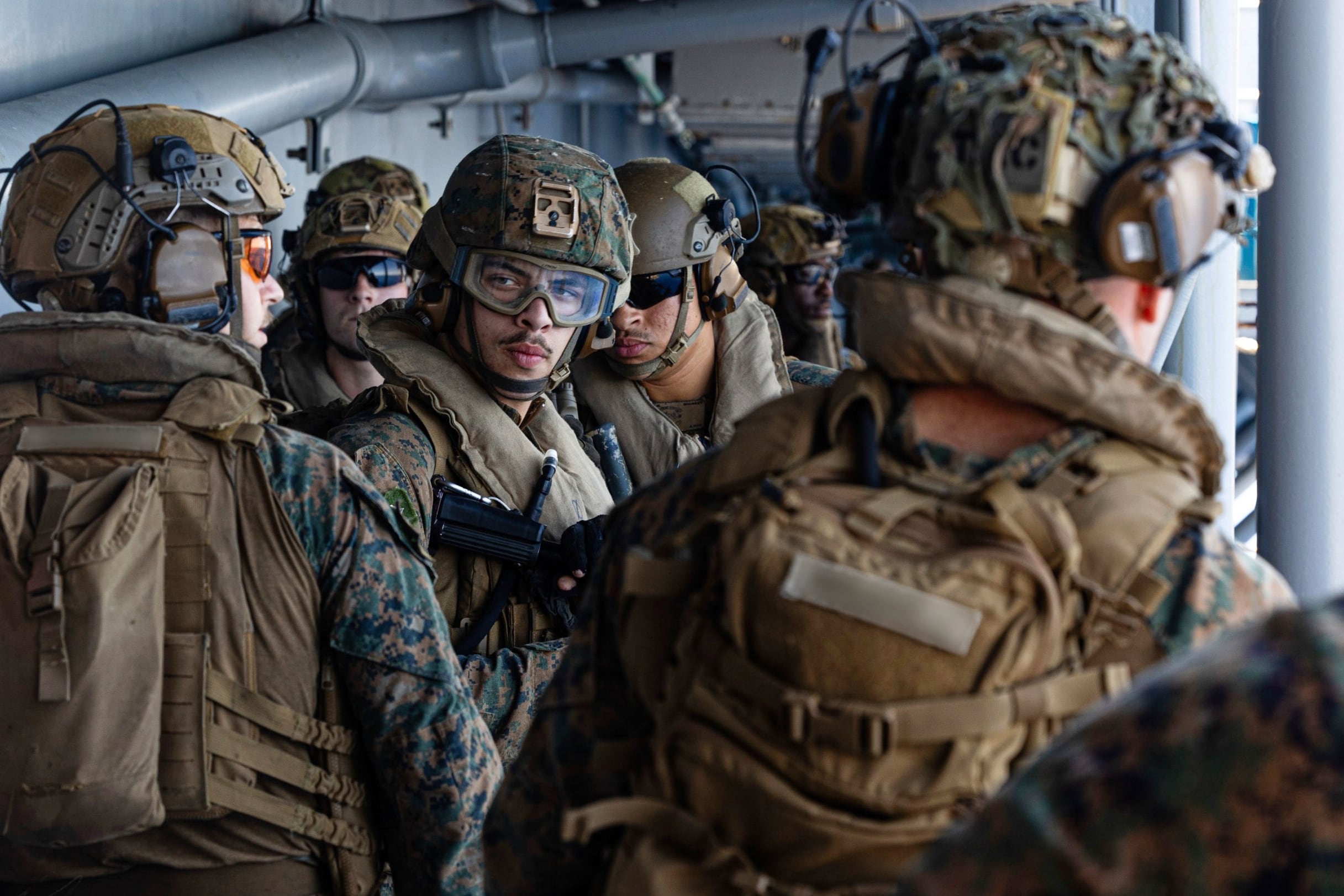 Esta imagen tomada de un video proporcionado por el Comando Central de Estados Unidos muestra marineros y marines estadounidenses a bordo del USS Tripoli (LHA 7) a su llegada a la zona de responsabilidad del Comando Central de EEUU, el 27 de marzo de 2026 (Comando Central de Estados Unidos via AP)
