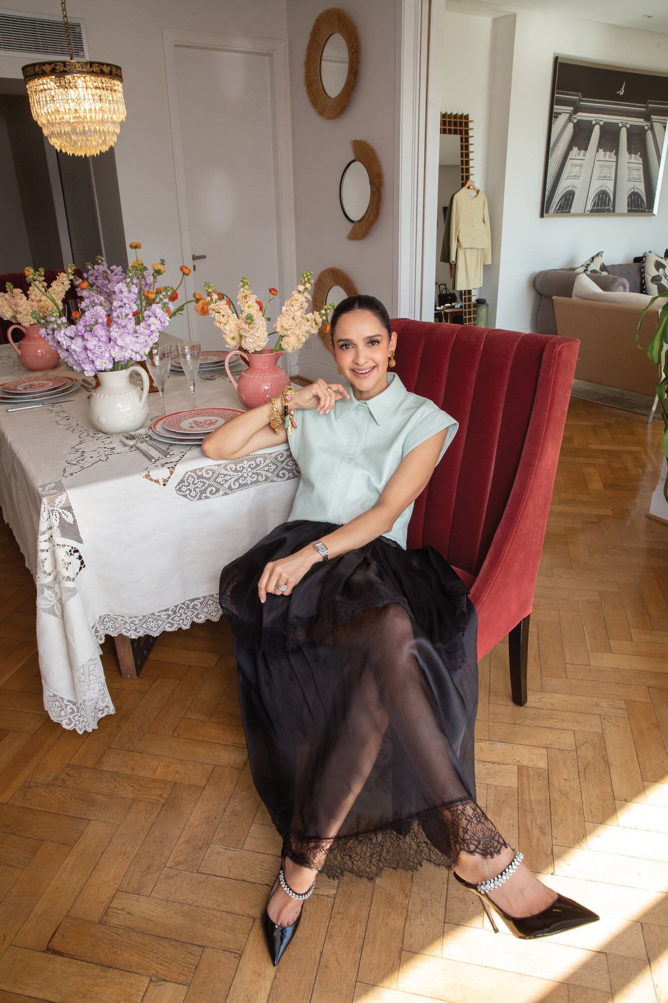 “Creo que, en mi trabajo, no podés tener un estilista porque perdés tu esencia. No me gusta estar completamente vestida por una marca, prefiero mezclar y mantener mi estilo”, asegura.