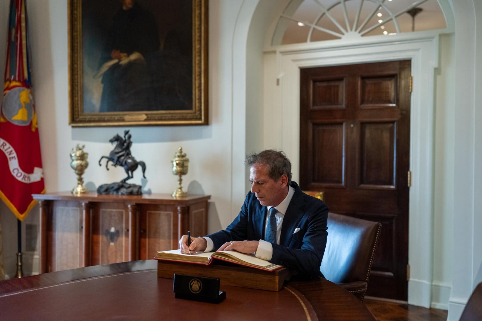 El embajador Oxenford tuvo el honor de presentar sus cartas credenciales al presidente de Estados Unidos, Donald Trump, en la Oficina Oval de la Casa Blanca.