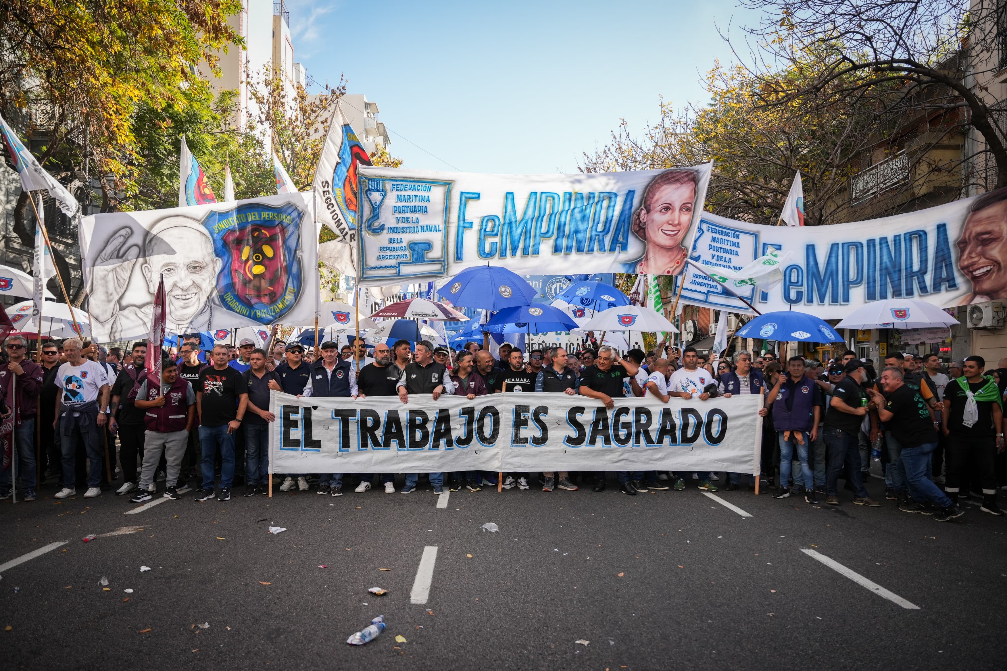 La CGT marcha en protesta contra la reforma laboral junto con las CTA, los piqueteros, la izquierda y sectores del PJ