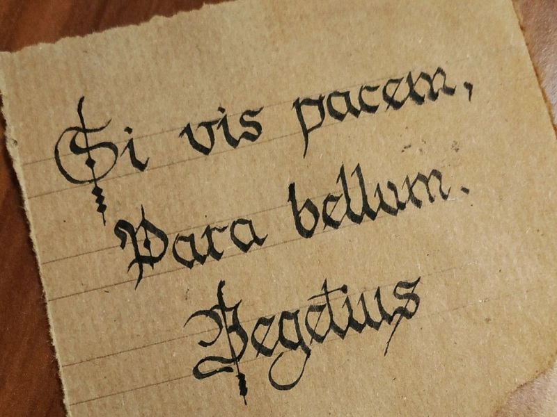 Qué significa la popular frase en latín “Si vis pacem, para bellum”