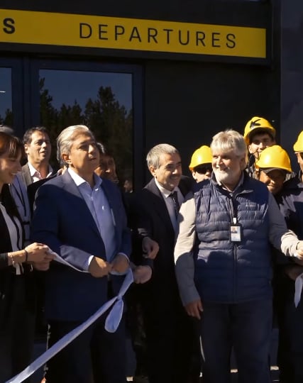 Las autoridades provinciales y municipales participaron de la inauguración (Foto: aeropuertochapelco.com)