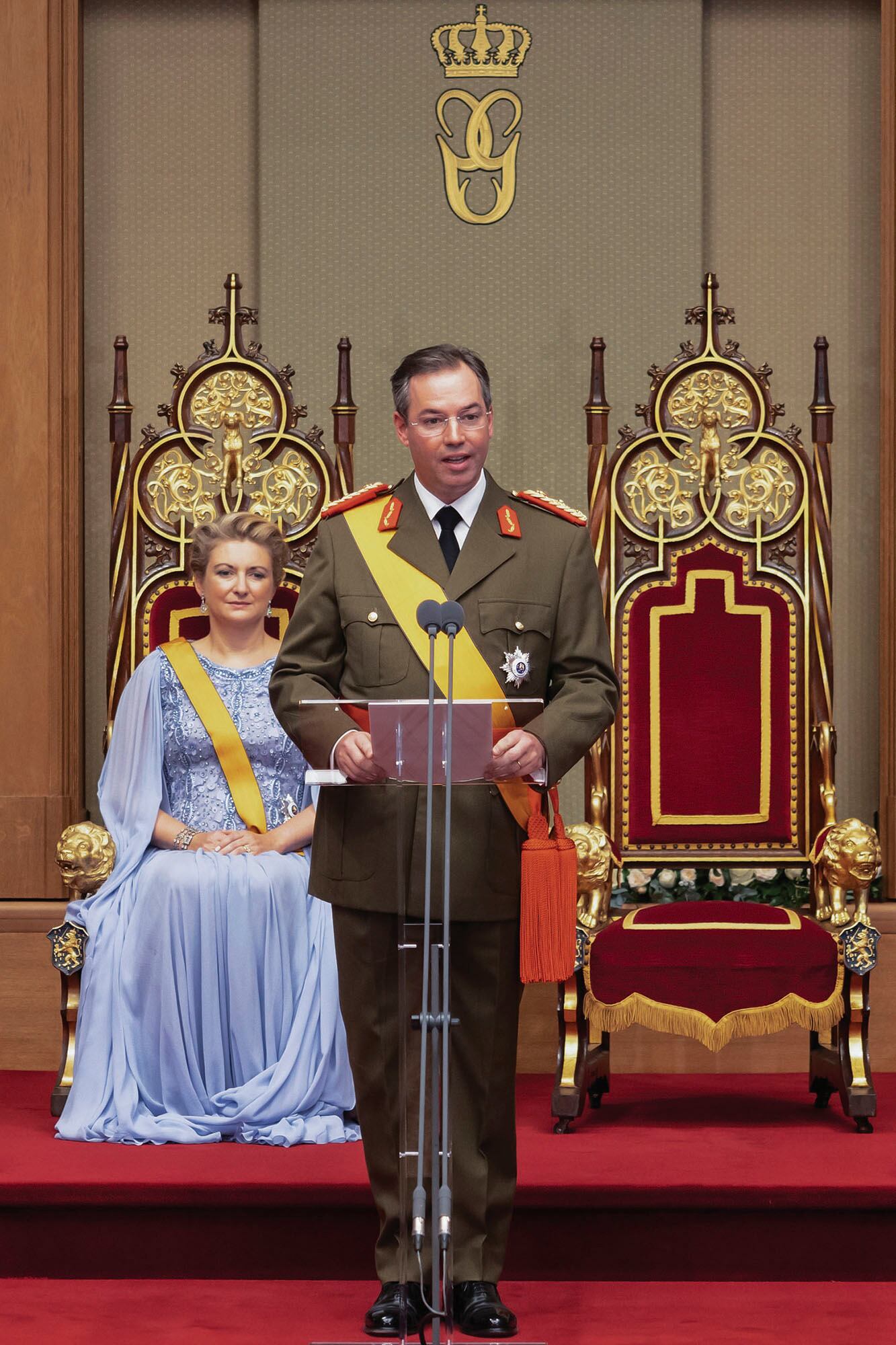 Tras ser entronizado, Guillermo habla frente a las autoridades del gobierno, mandatarios extranjeros y representantes de las Casas Reales de Bélgica y Holanda. Detrás, sentada en el trono, su mujer, Stéphanie