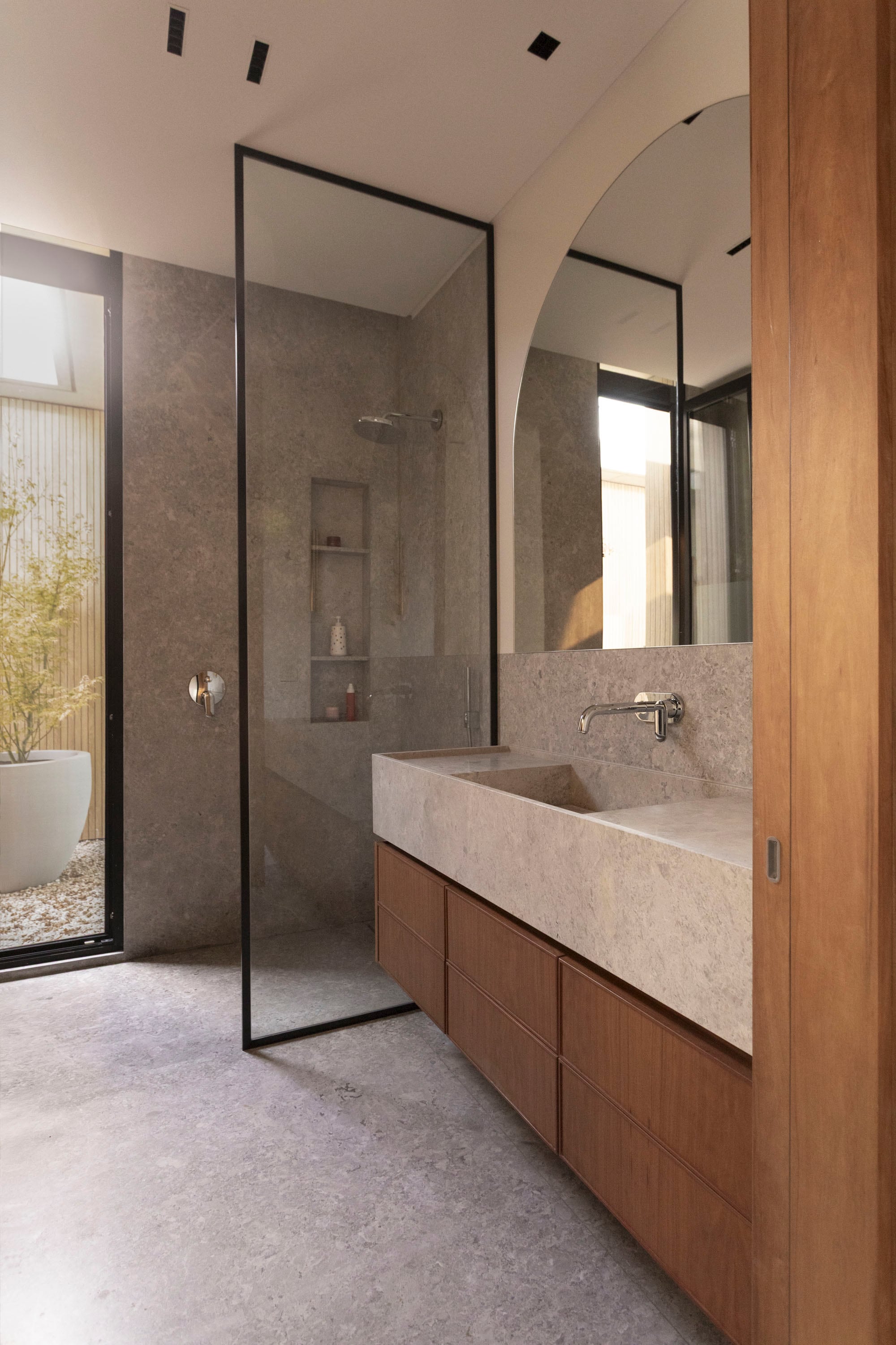 En el baño, mesada de mármol ‘Tundra Grey’ (De Stefano), grifería (Hansgrohe) y vanitory de madera (De Otro Tiempo).