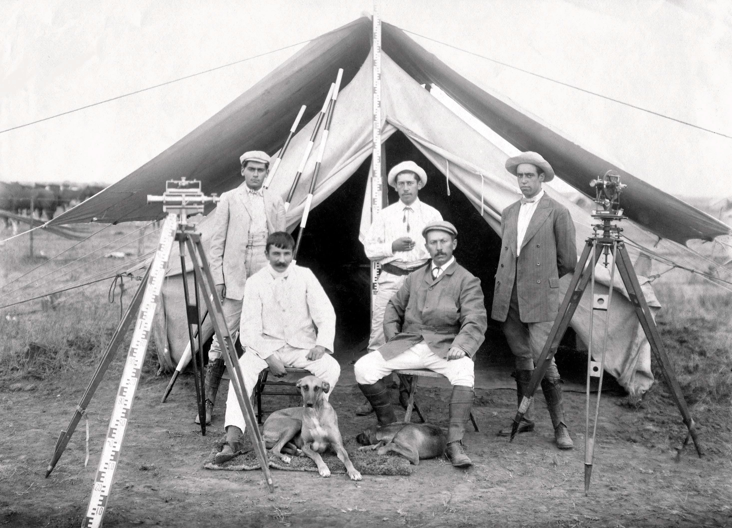 Campamento liderado por el Ingeniero Emilio Frey (en el centro, sentado, de gorra)
