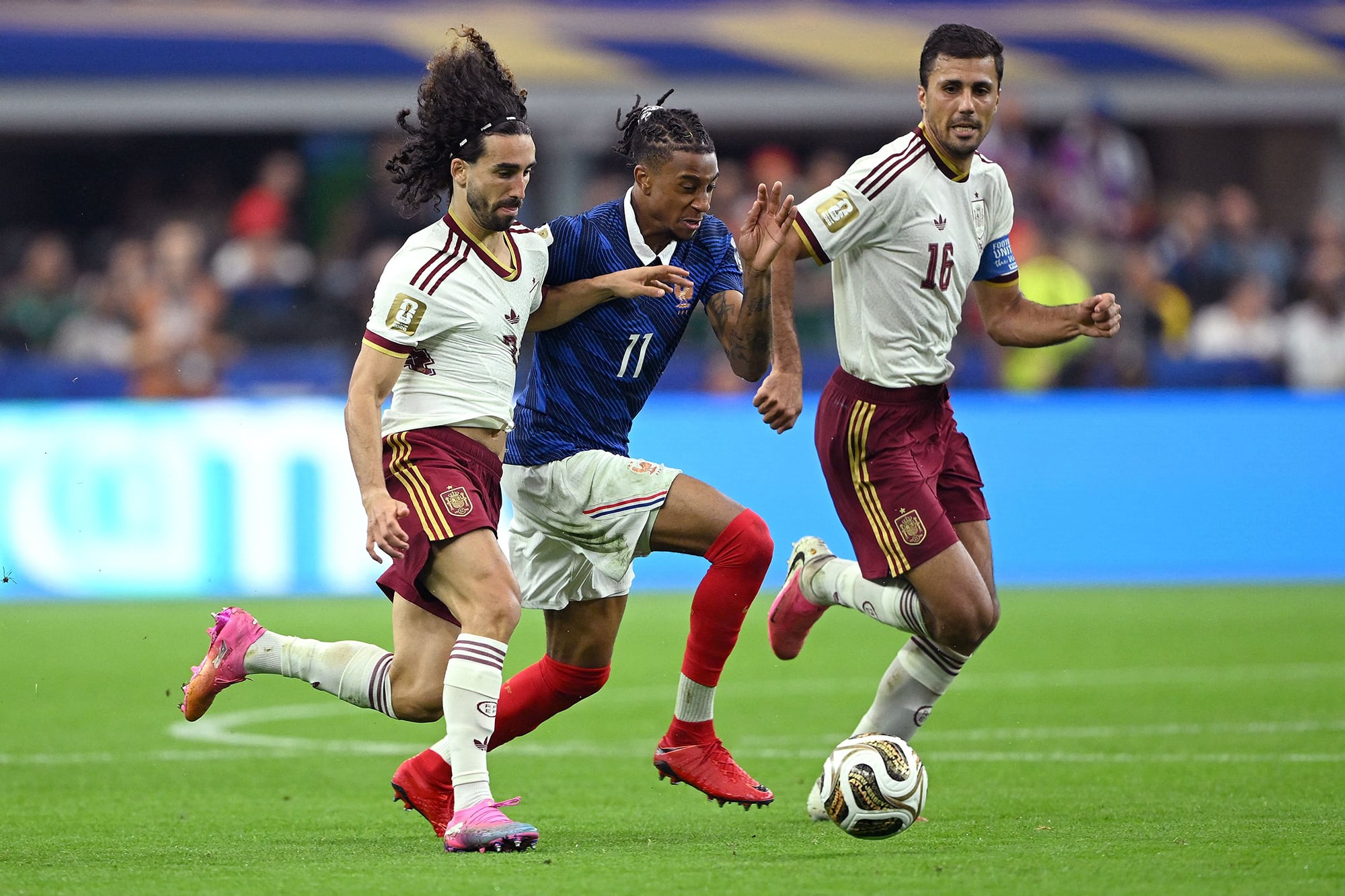 Michael Olise, encerrado por Cucurella y Rodri; Francia se ahogó ante el toque español (Photo by Shaun Botterill / GETTY IMAGES NORTH AMERICA / Getty Images via AFP)