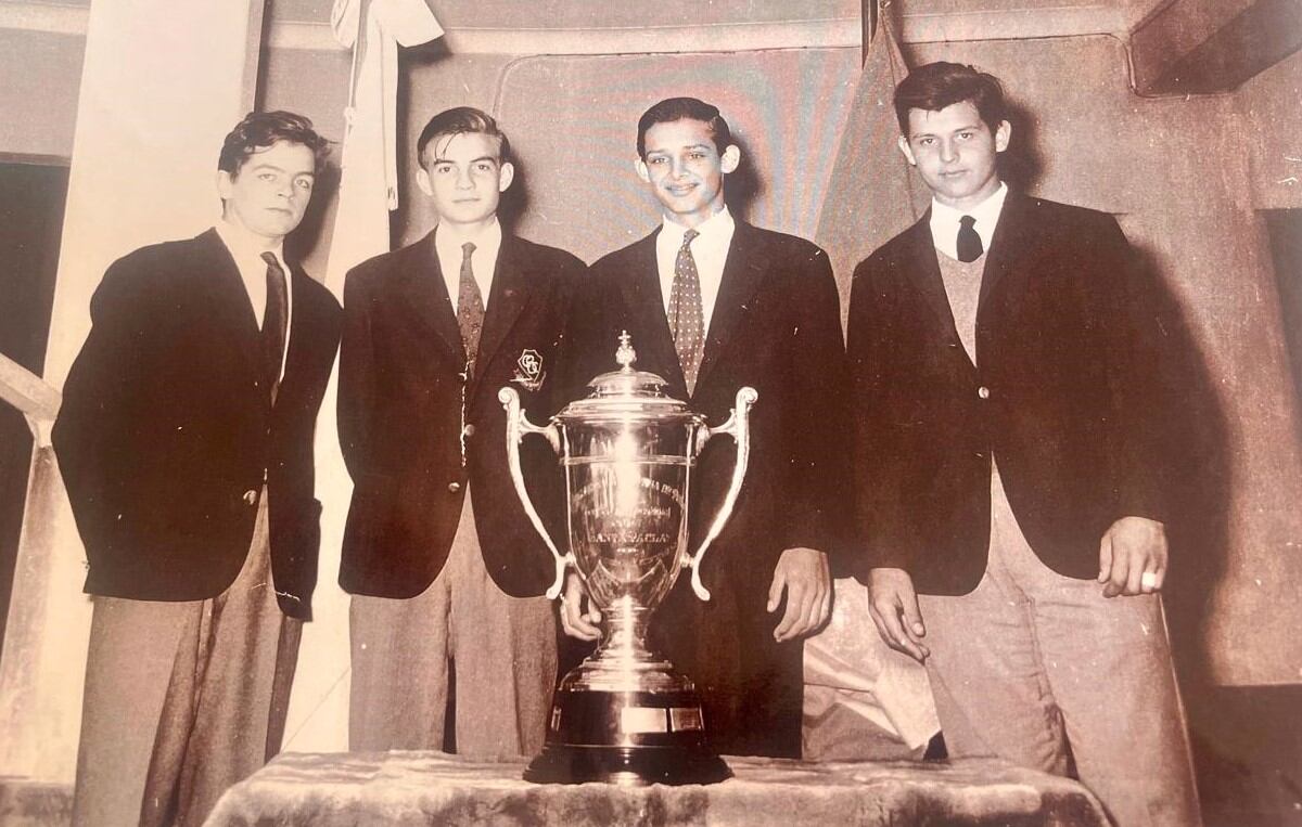 Juan José Alberdi, el tercero desde la izquierda, cuando ganó la Copa Santa Paula con Newman