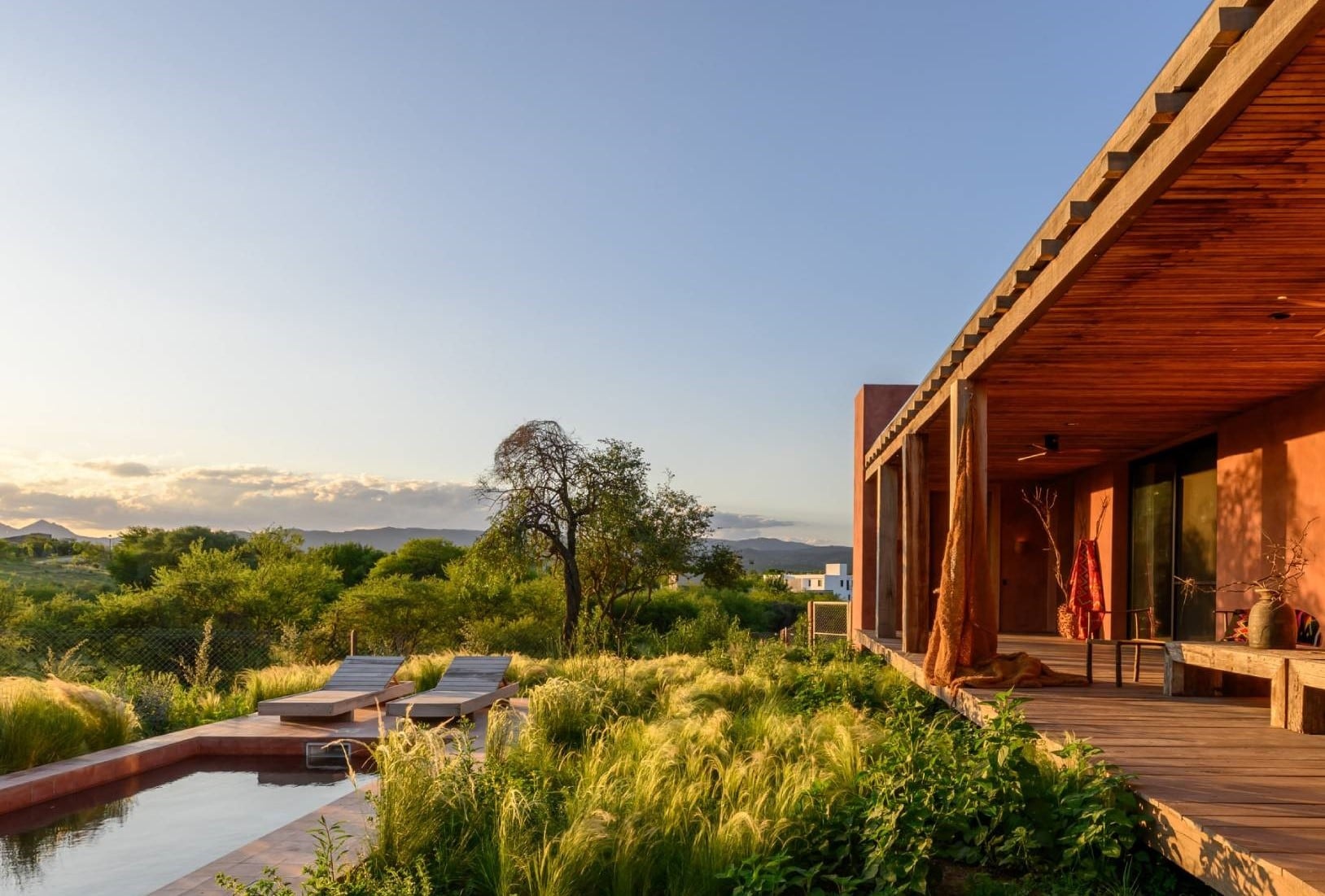 Jardines que se integran al entorno: cómo diseñar espacios verdes que dialogan con el paisaje