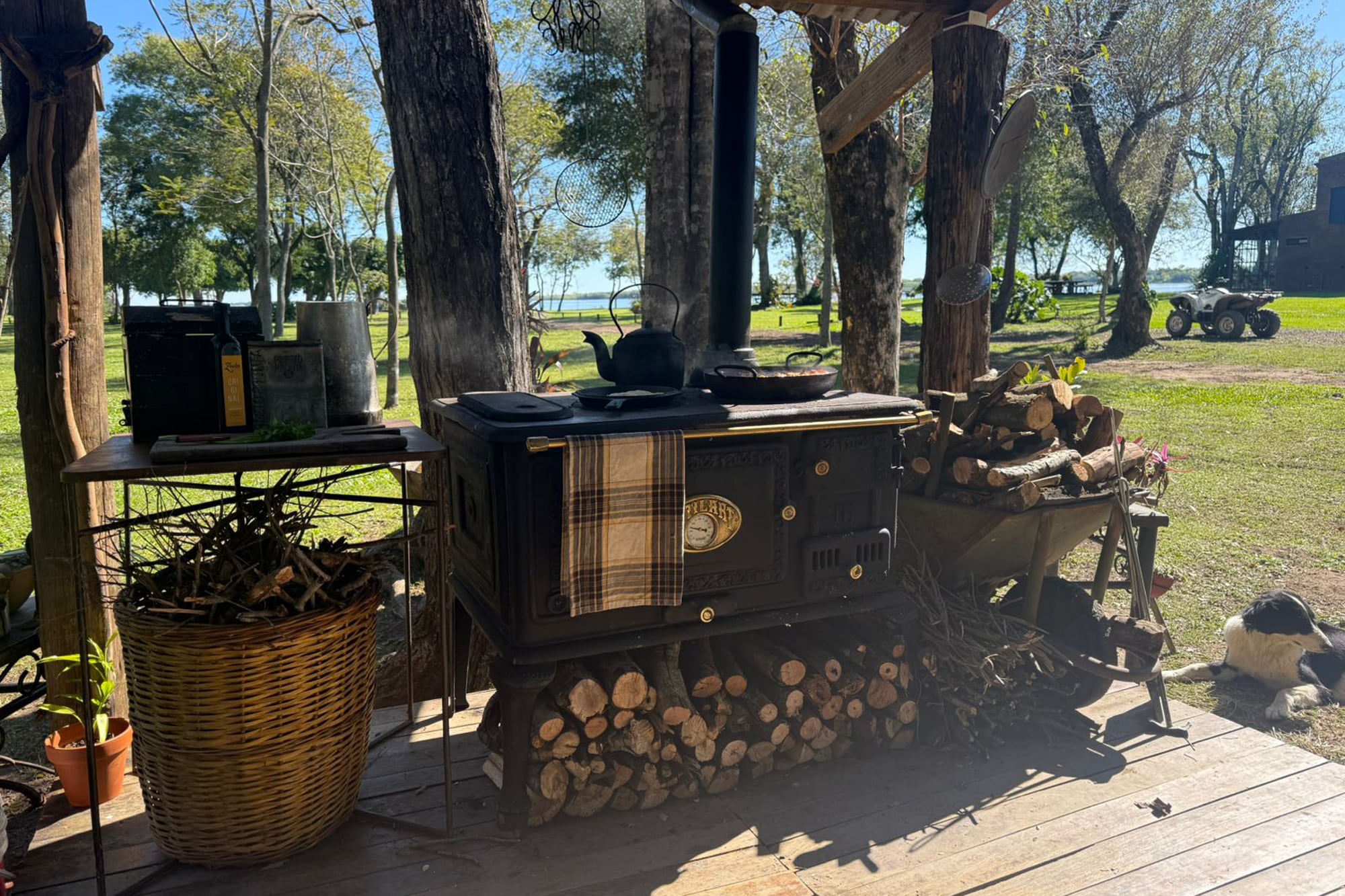 De las grandes estancias a los puestos patagónicos: la fábrica de 128 años que mantiene vivo el fuego de la cocina a leña