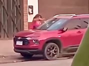 Estalló de furia en plena calle: sacó un martillo de la cartera y destrozó la camioneta de su expareja