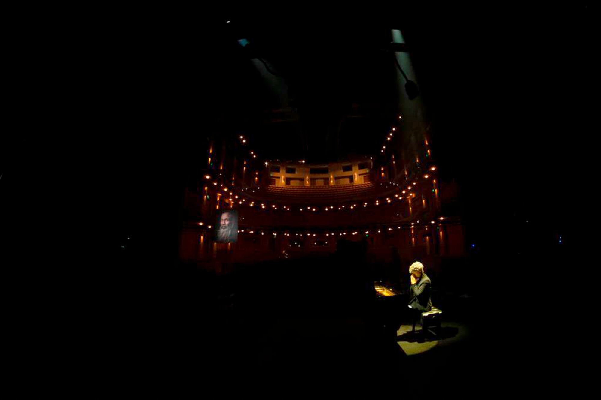 Registro de una presentación anterior en la sala del Teatro Mayor de Bogotá, Colombia