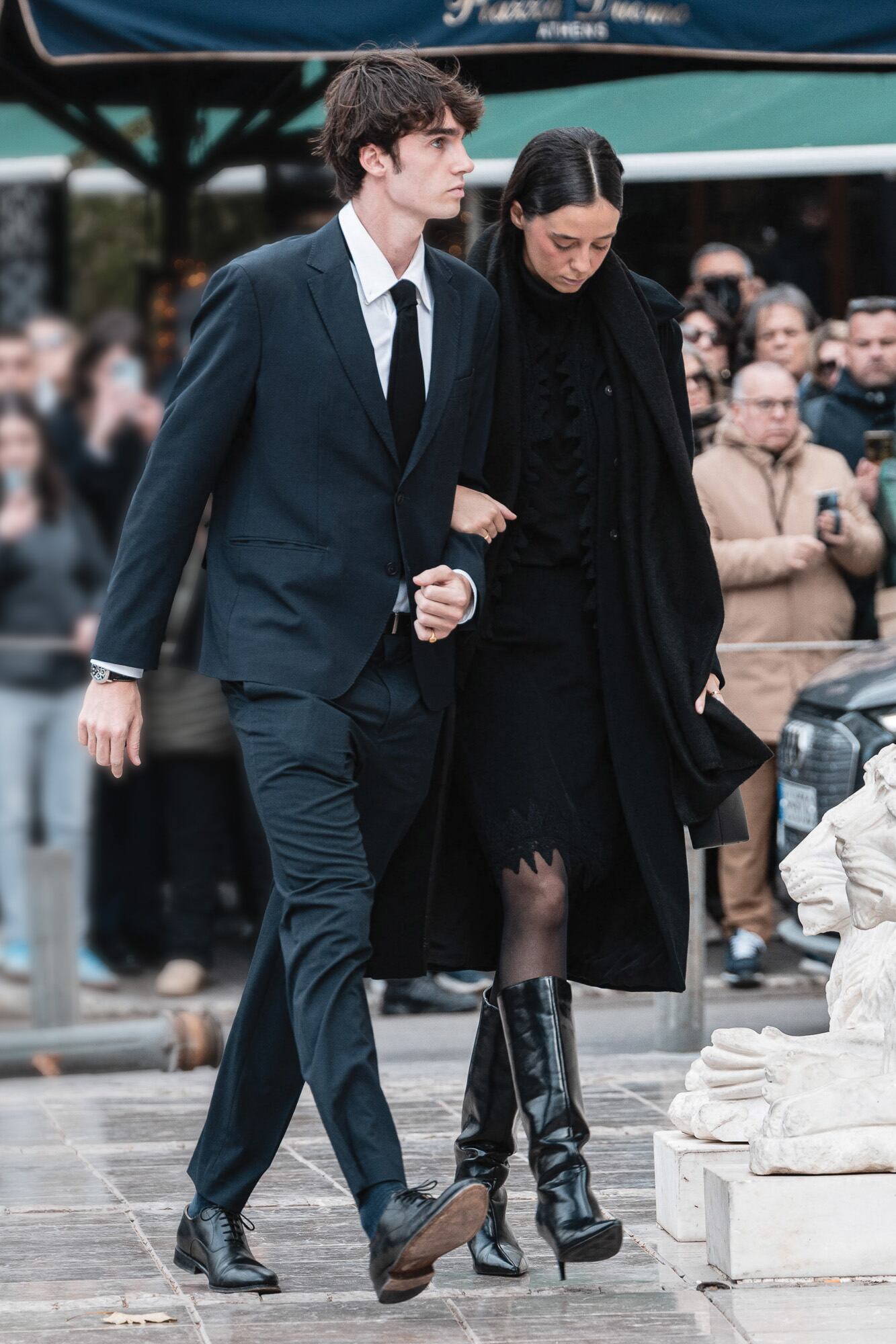 Los primos Pablo Urdangarin –hijo de la infanta Cristina– y Victoria Federica de Marichalar –hija de la infanta Elena– llegan juntos y del brazo a la Catedral de Atenas