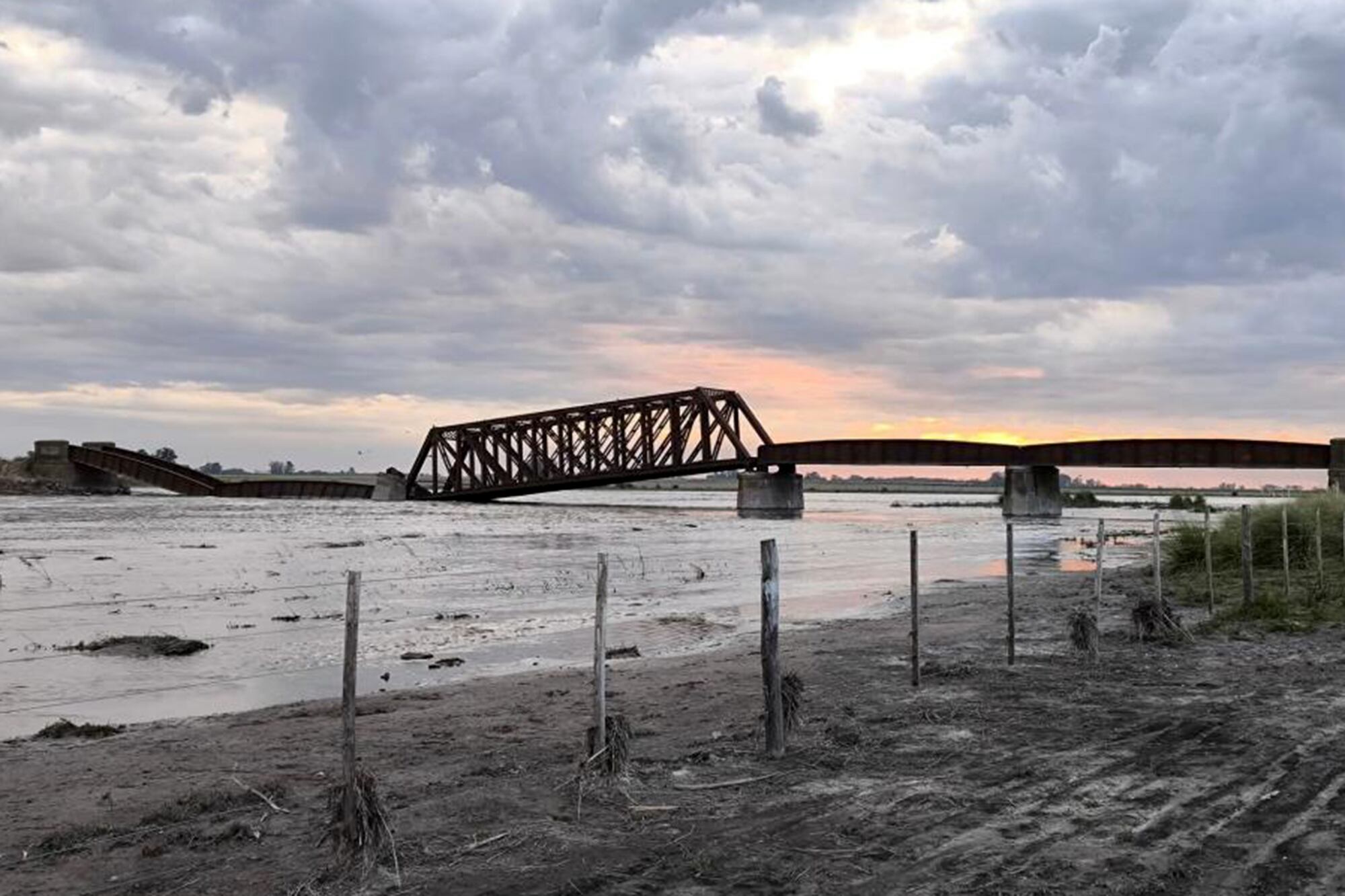 Se derrumbó un puente en el curso del rio Salado