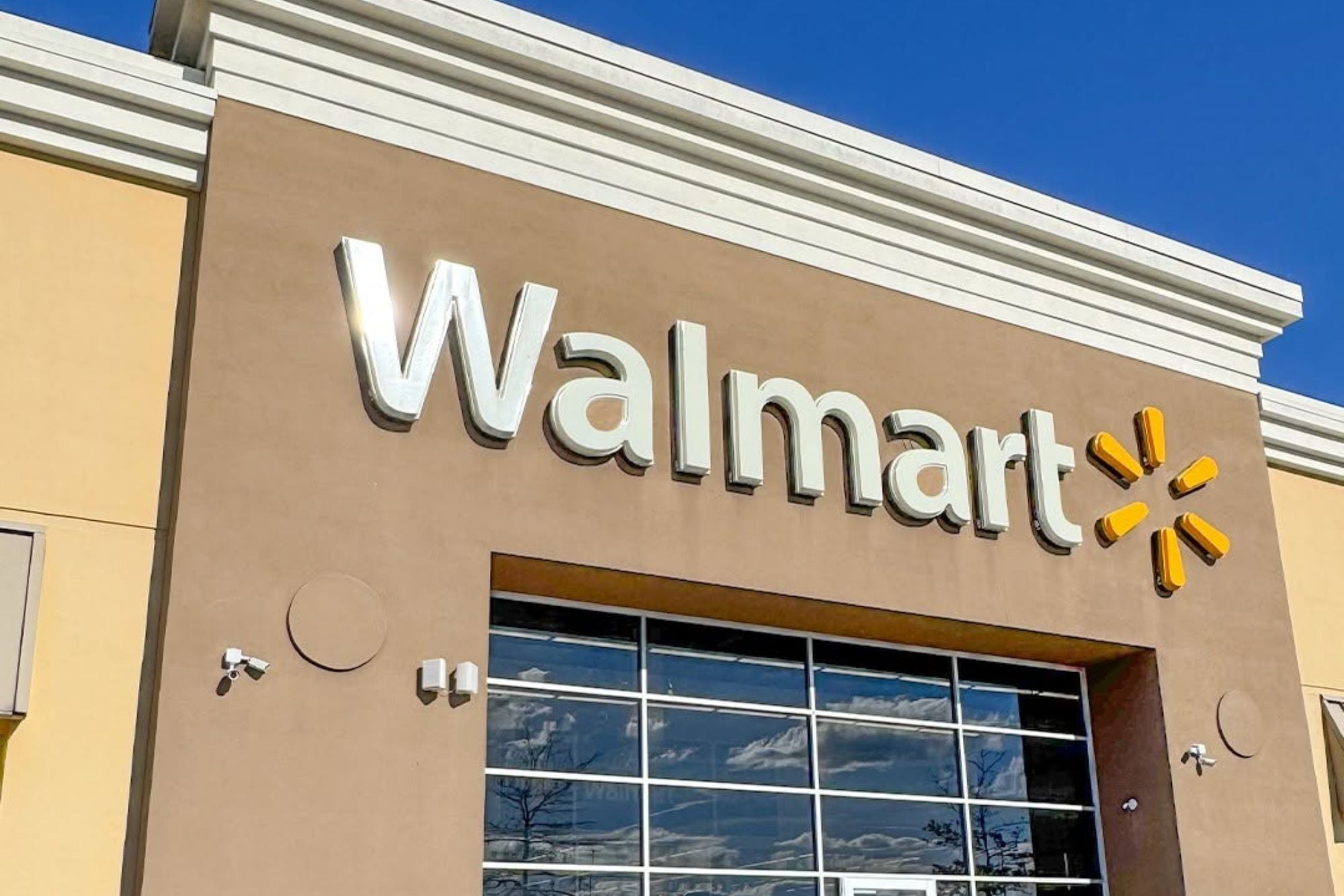 Walmart será una de las tiendas que operará con horario habitual (Archivo)