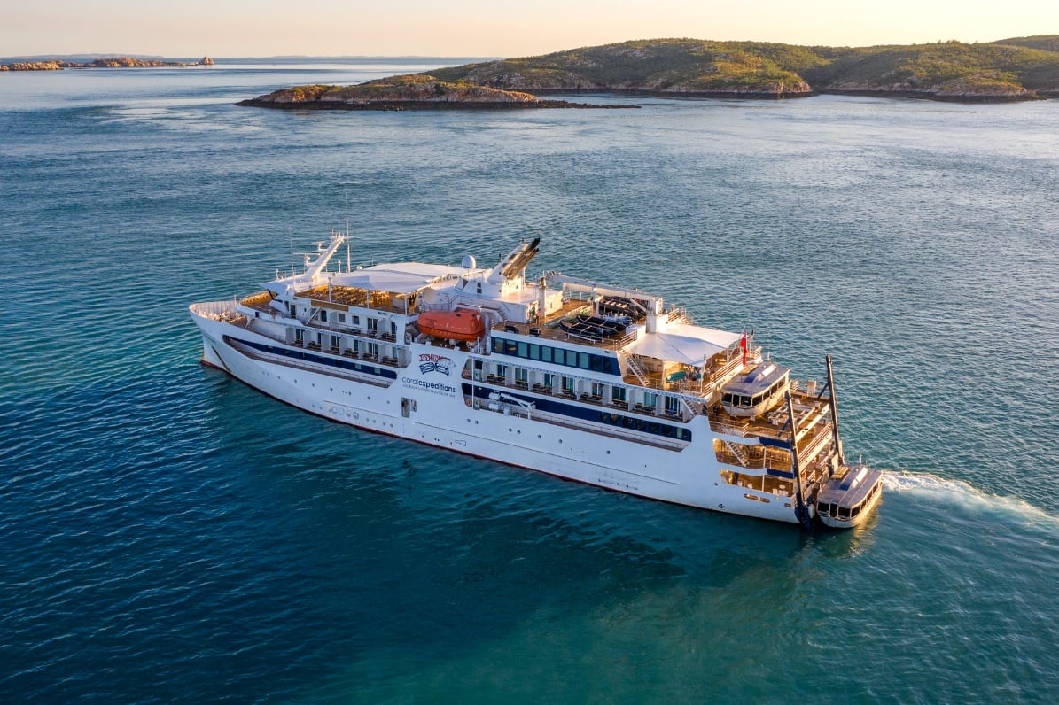 Misterio en Australia: una mujer fue “olvidada” por un crucero y apareció muerta en una isla paradisíaca horas después 7 La embarcación Coral Adventurer tiene capacidad para hasta 120 pasajeros y una tripulación de 46 personas