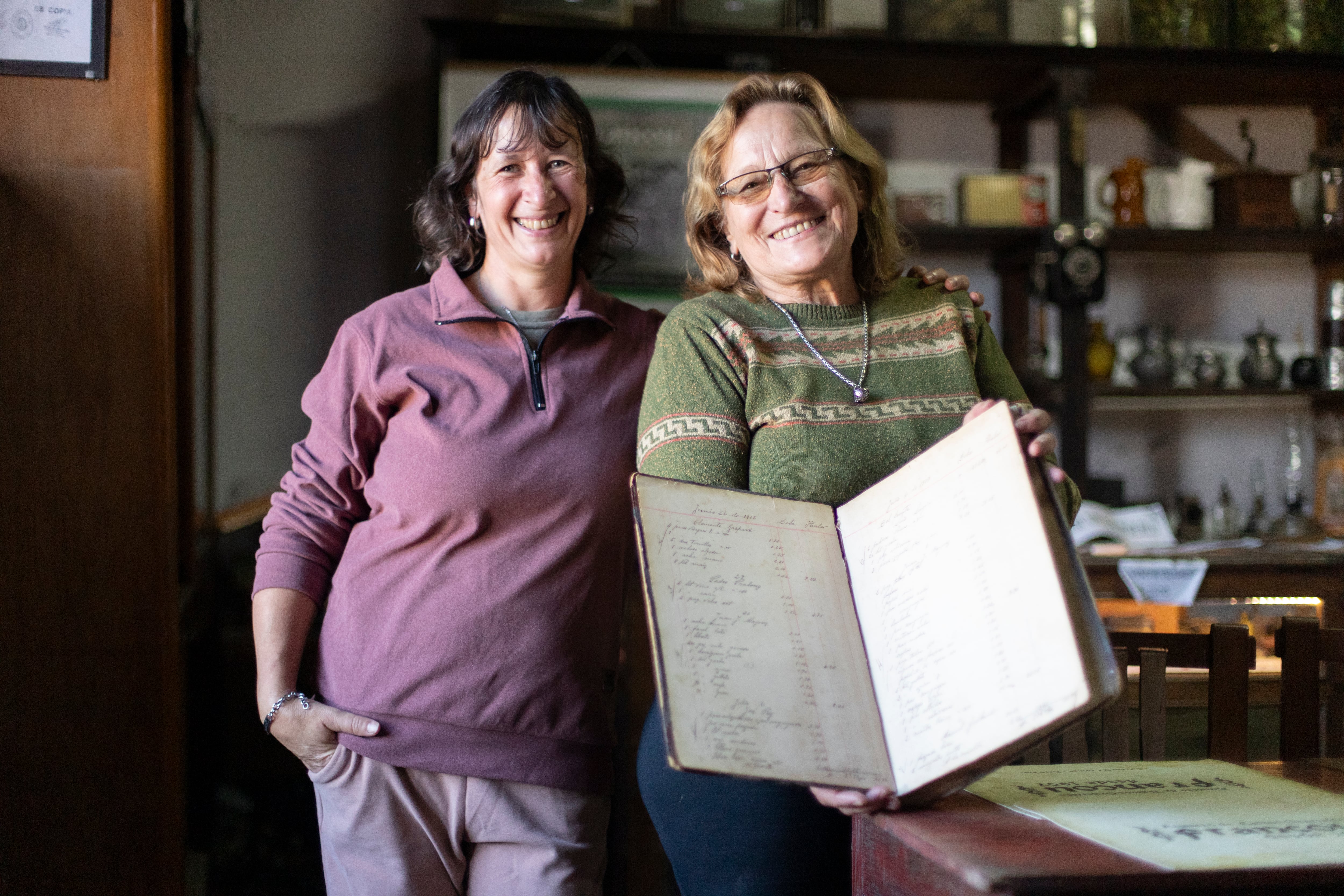 Olga con Silvia, una de las empleadas históricas.