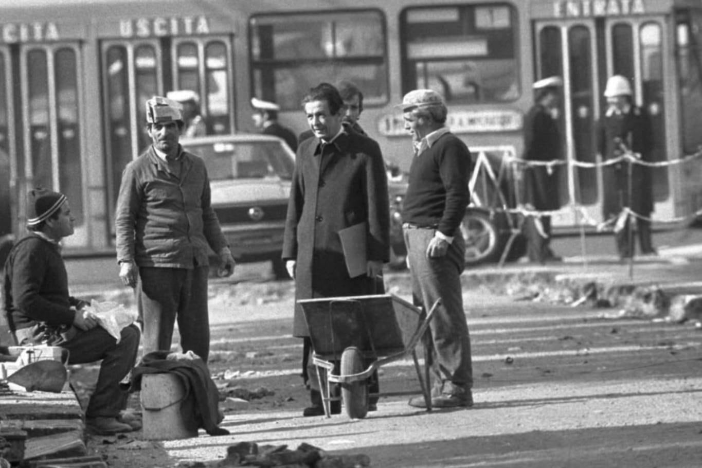 Enrico Berlinger, dirigente del Partico Comunista Italiano, junto a trabajadores en la pausa del almuerzo en Roma en 1983
