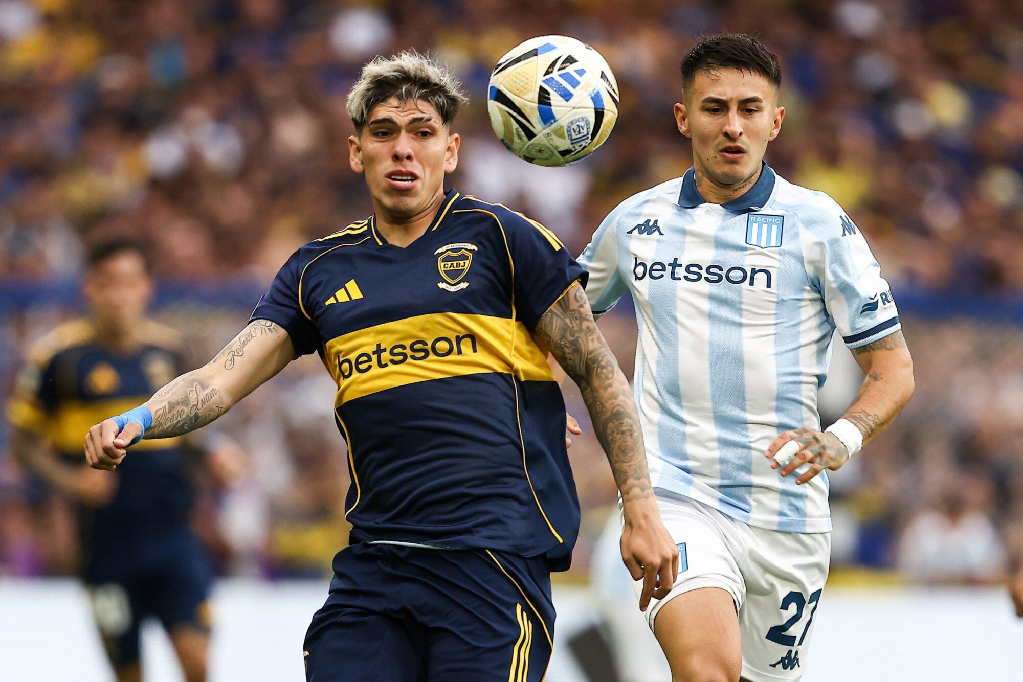 Palacios disputa una pelota con Rojas