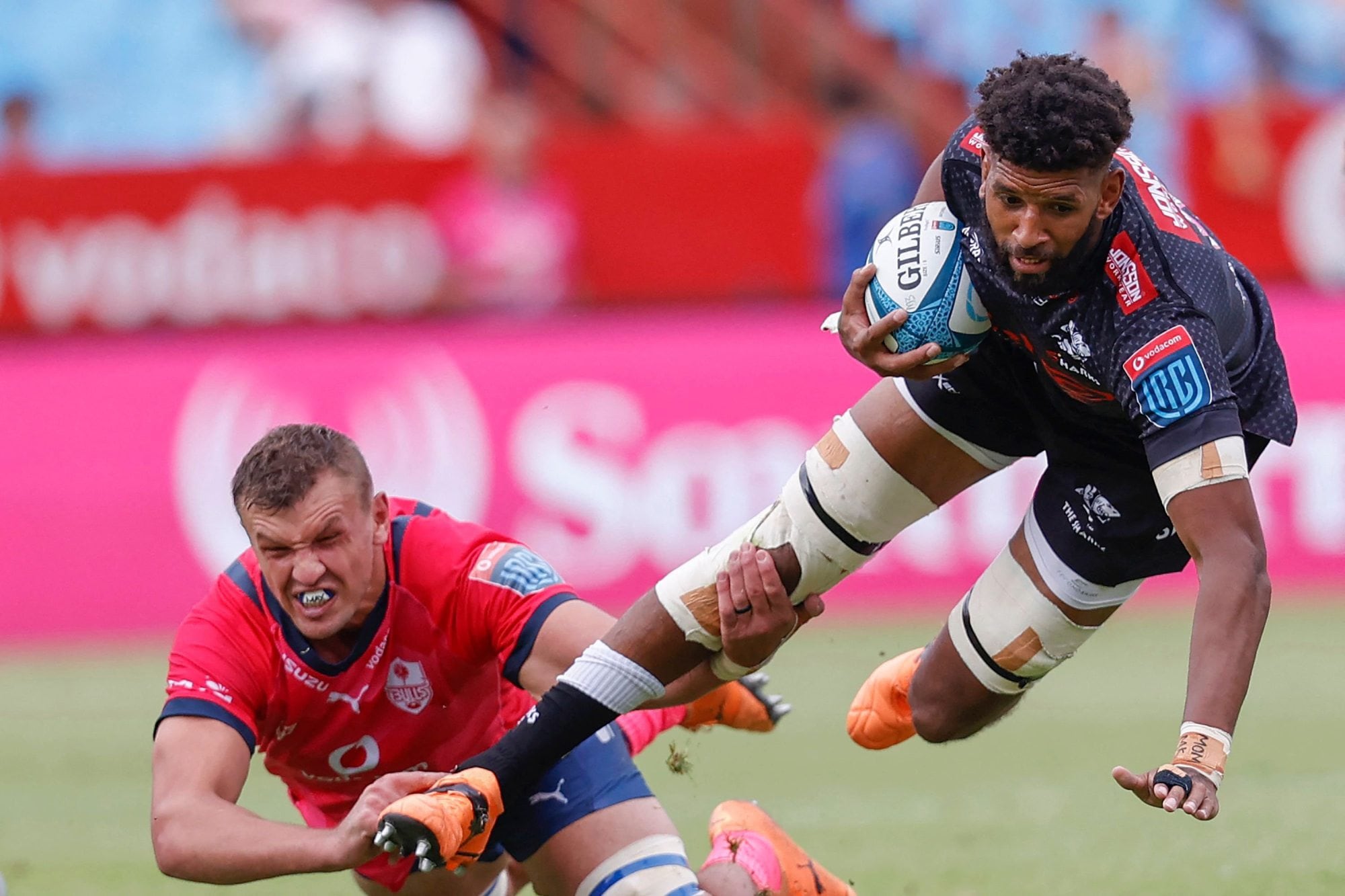 Hyron Andrews siendo agarrado por Walt Steenkamp, de los Bulls, durante un duelo del Rugby Championship
