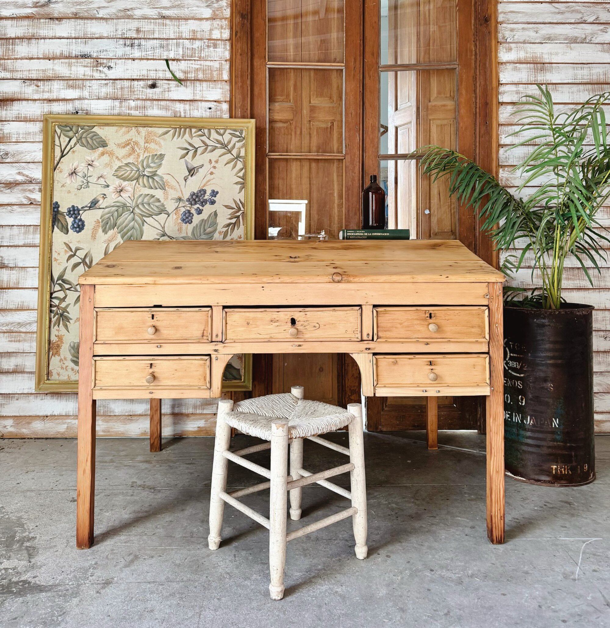 Un escritorio reparado y lavado por Florencia